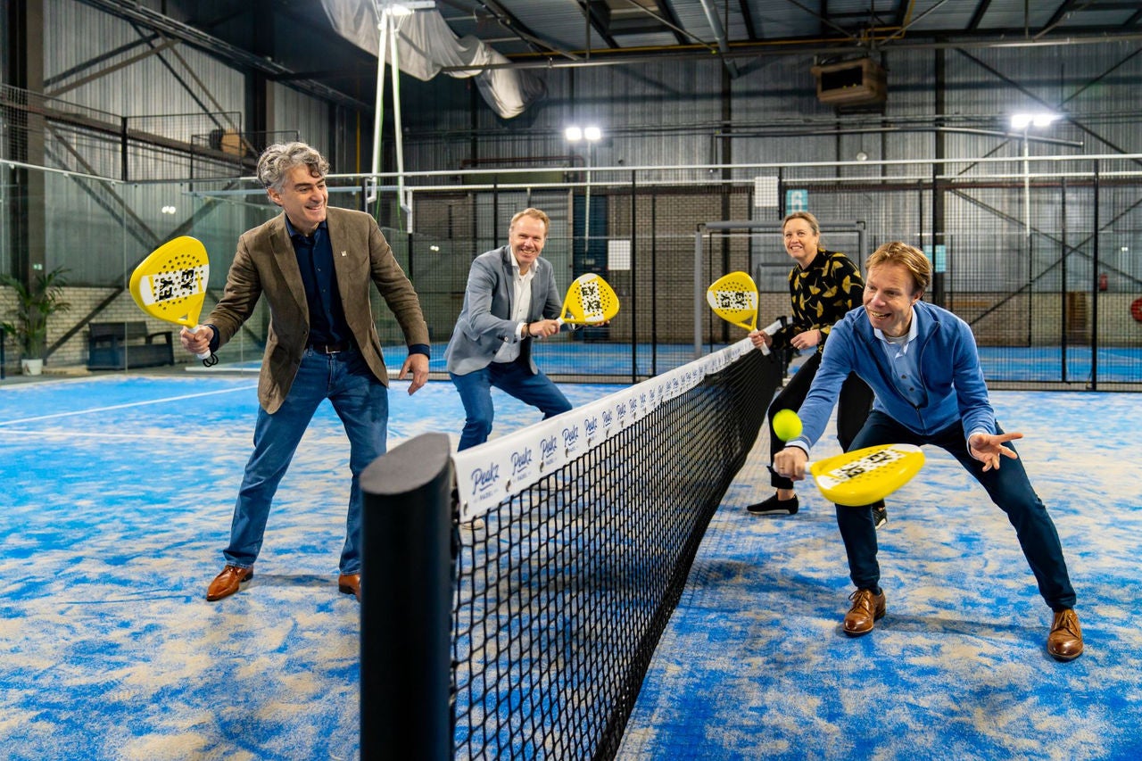 Vier personen, waaronder Jeroen Davidson en Saskia van der Zande, spelen padel