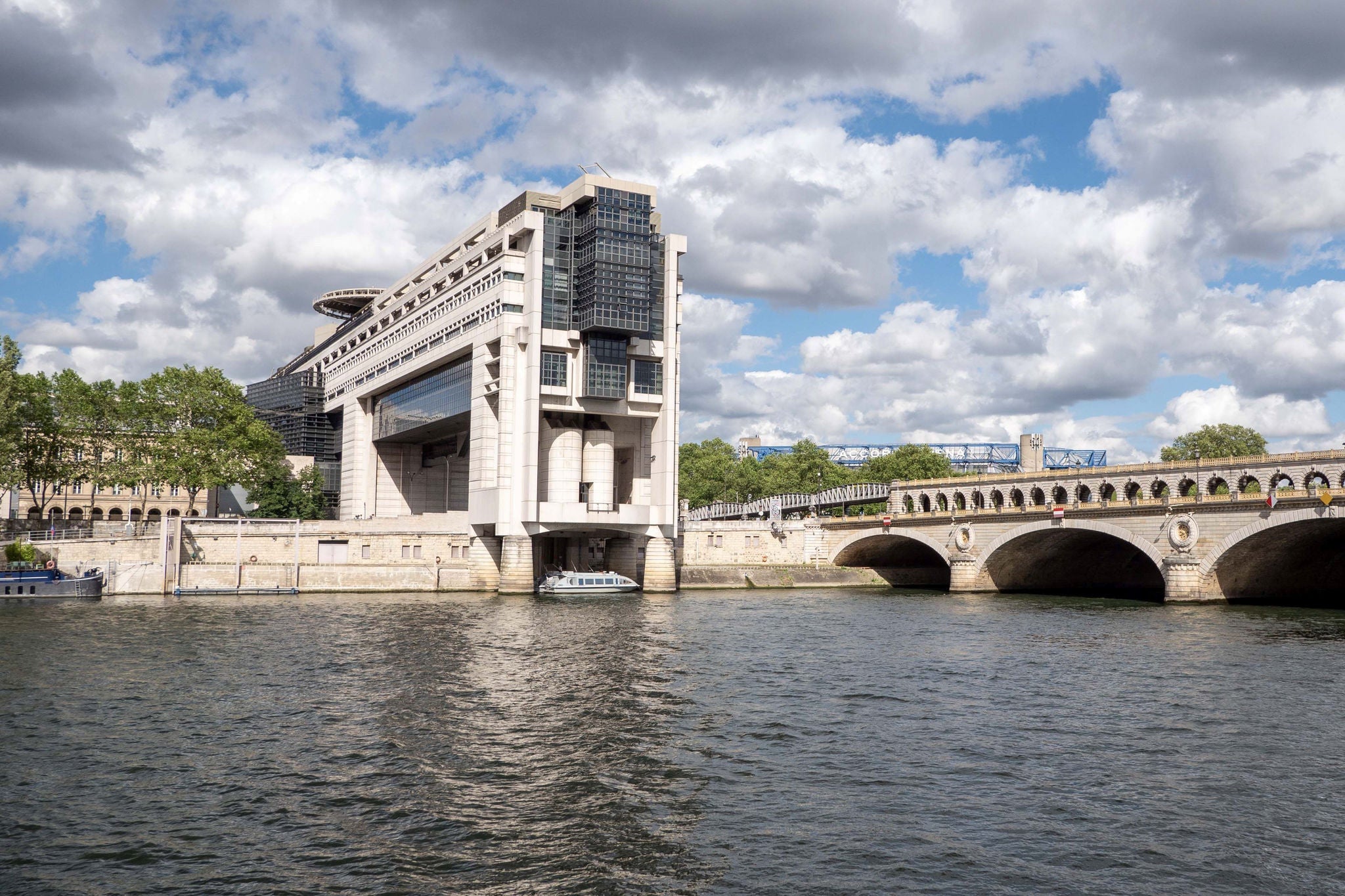 Bâtiment moderne au bord de la Seine.