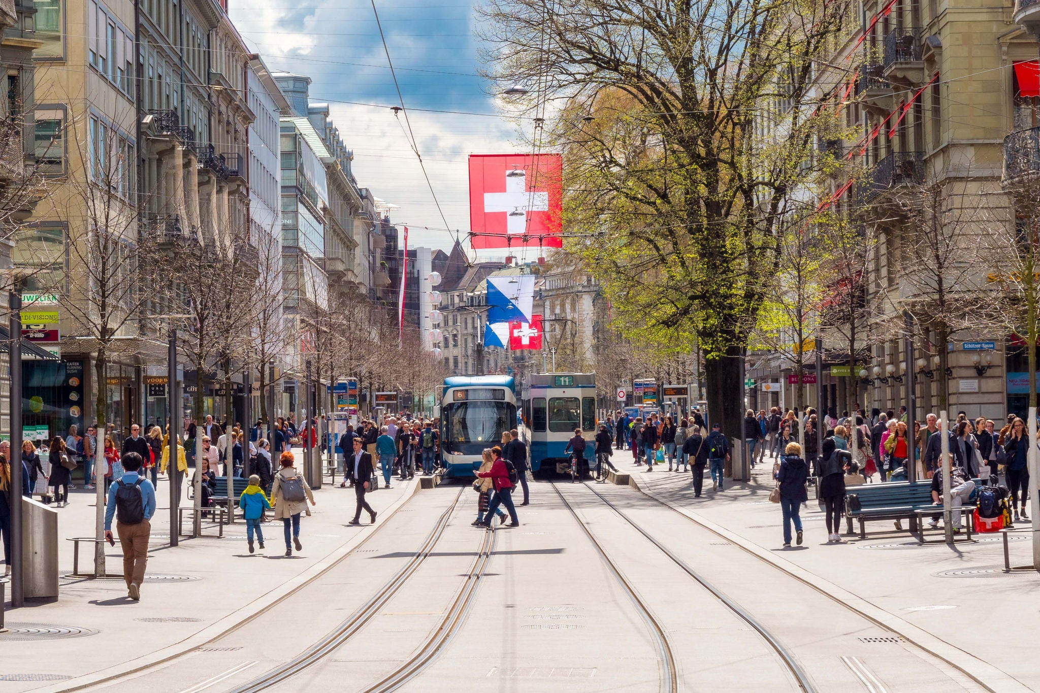 Die Bahnhofstrasse in Zuerich ist eine der teuersten und exklusivsten Einkaufsstrassen der Welt.