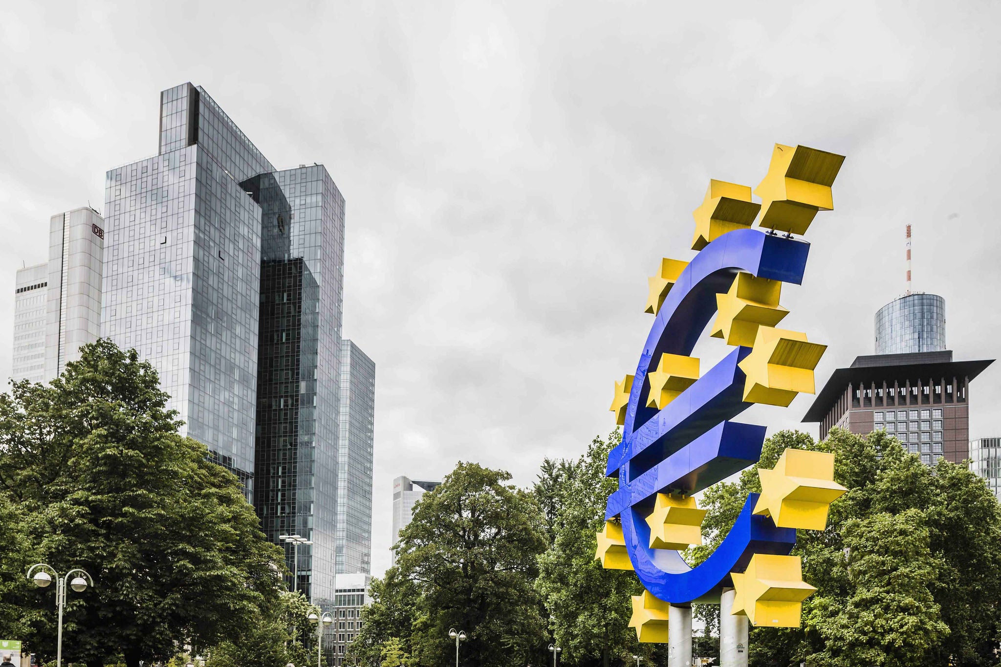 das symbol des euro in der nähe des eurotowers