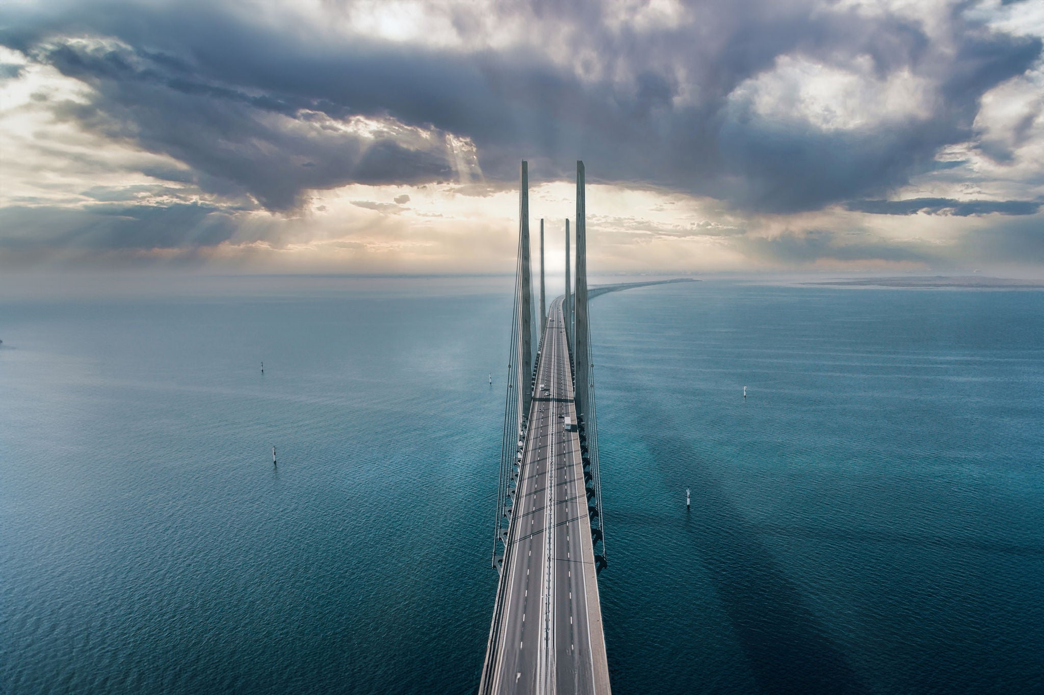 Panoramautsikt över Öresundsbron under solnedgången över Östersjön