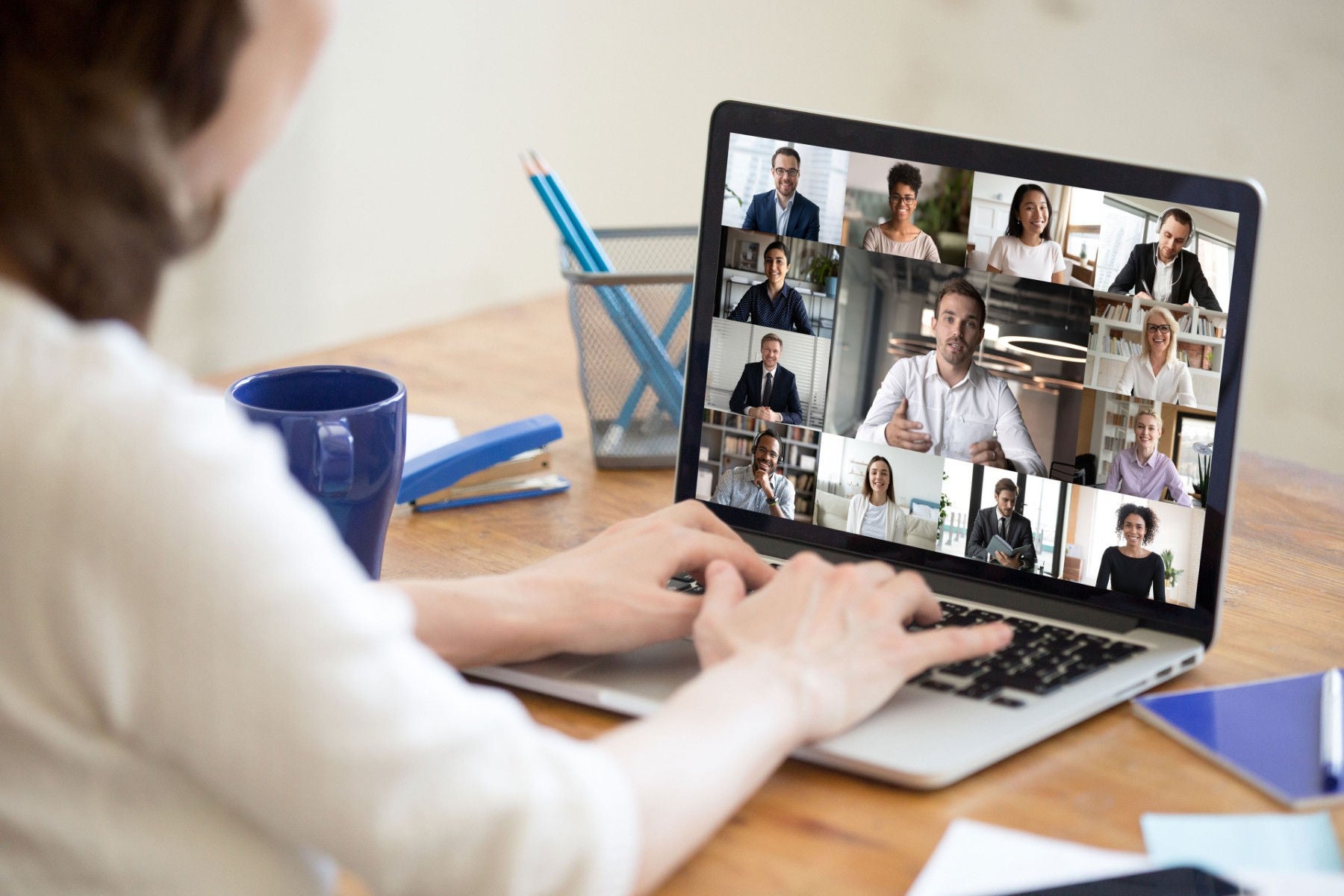 Ey-man-sharing-ideas-in-video-conference-call