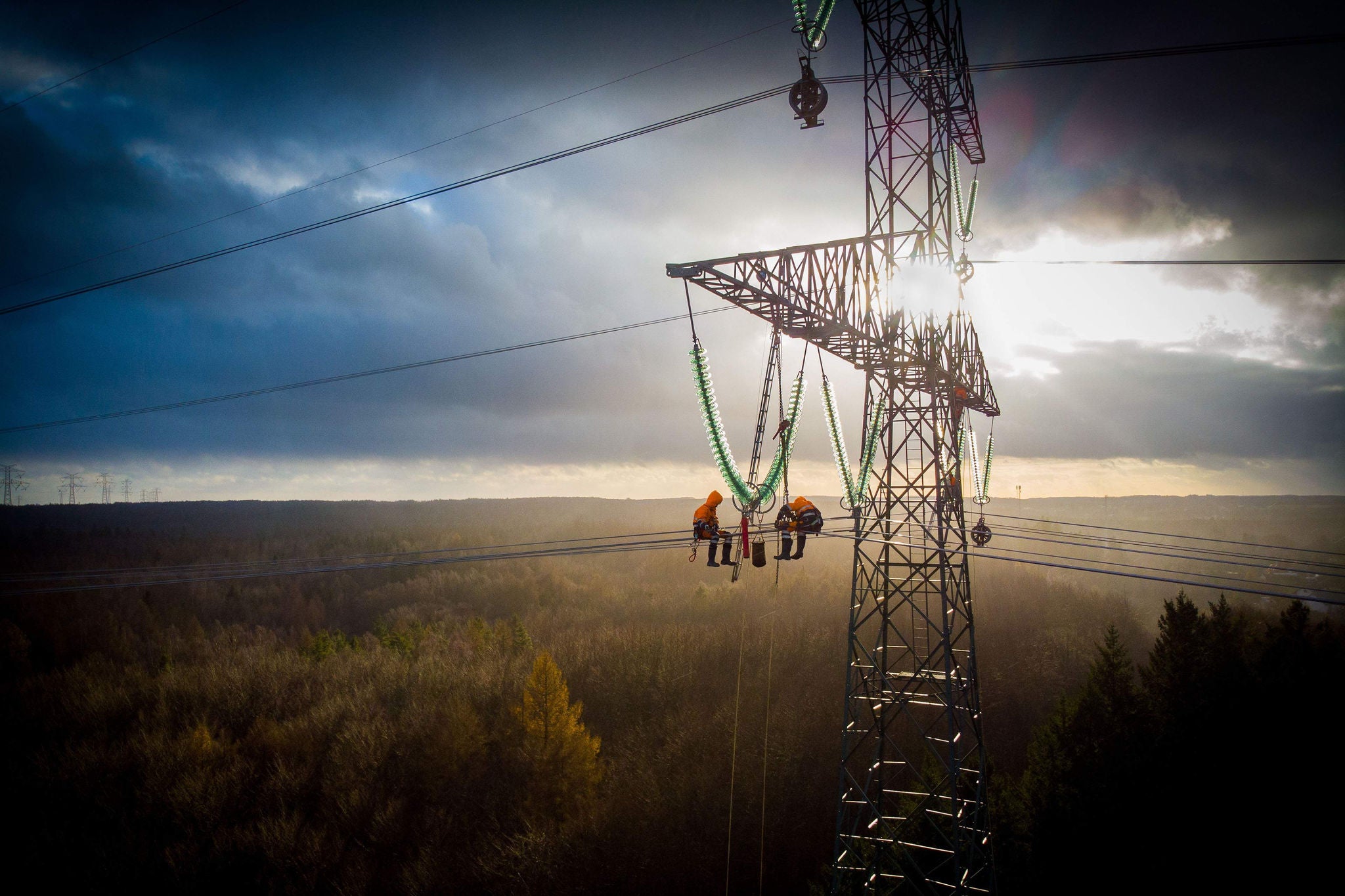 Travailleurs sur un poteau électrique