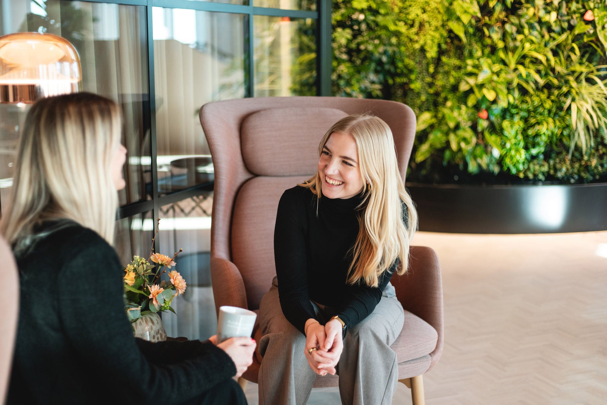 Bild på Två kollegor tar en kaffepaus på kontoret