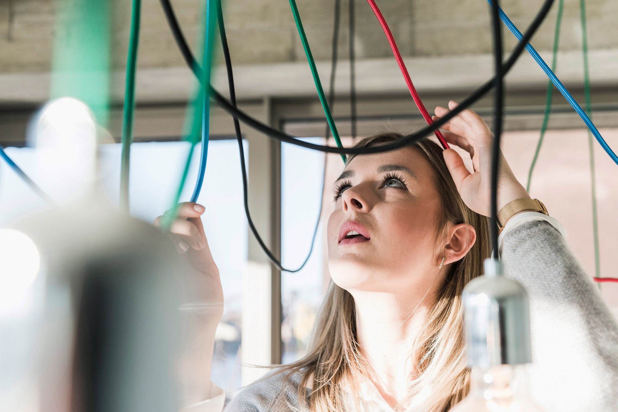 Junge Geschäftsfrau überprüft Kabel