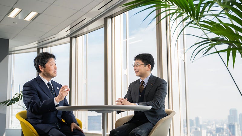 株式会社東京証券取引所　取締役専務執行役員　小沼泰之氏（写真左）、EY新日本有限責任監査法人　企業成長サポートセンター　IPOグループ統括　公認会計士　藤原選（写真右）