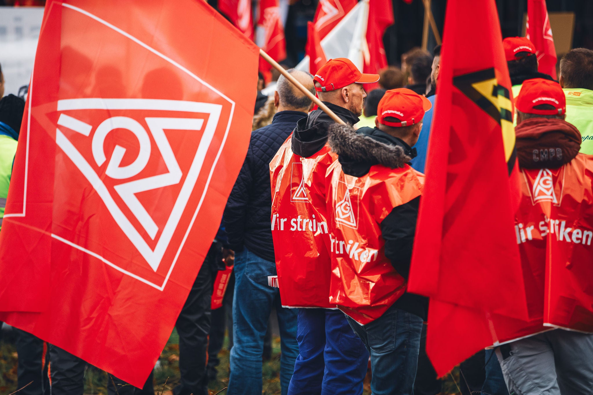 Beschaeftigte von Ford und Mitarbeiter anderer Betriebe versammeln sich zu einer Demonstration und Kundgebung der Gewerkschaft IG Metall am Tor 24 des Ford-Werks in Koeln Niehl.