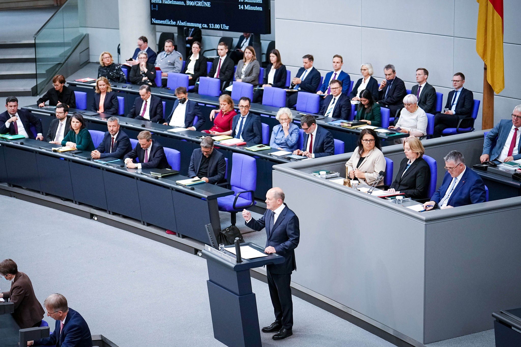 Der Gesetzgeber buerdet den Unternehmen weitere Pflichten auf. Bundeskanzler Olaf Scholz haelt eine Rede vor der Regierungsbank.