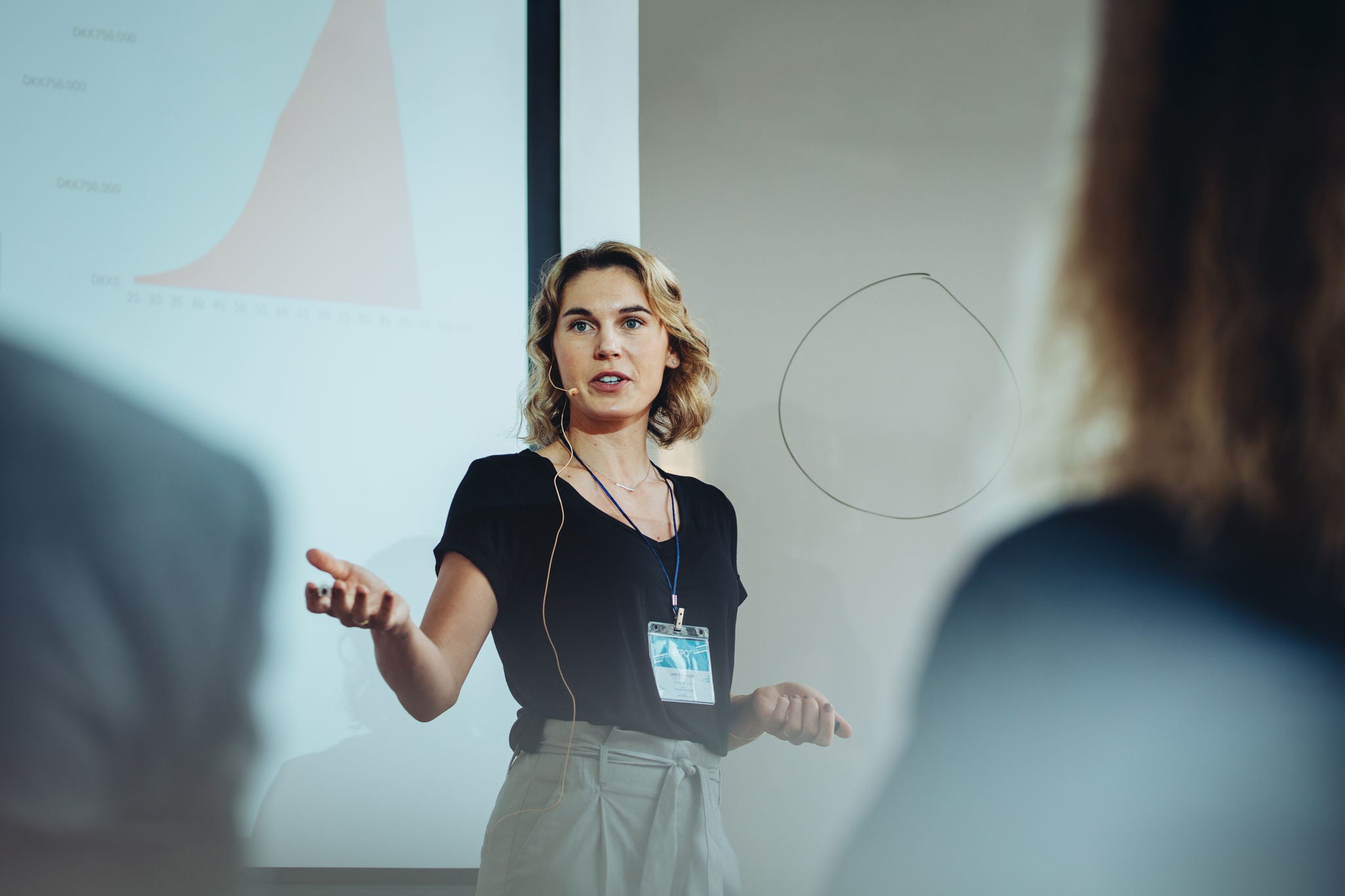 Zakenvrouw spreekt in het openbaar tijdens een conferentievergadering