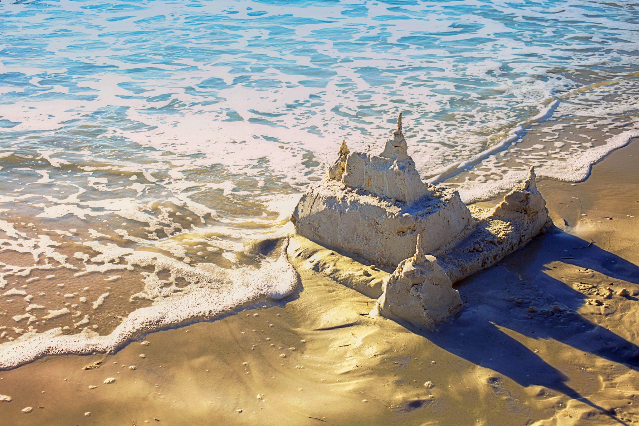 Grand château de sable sur la plage