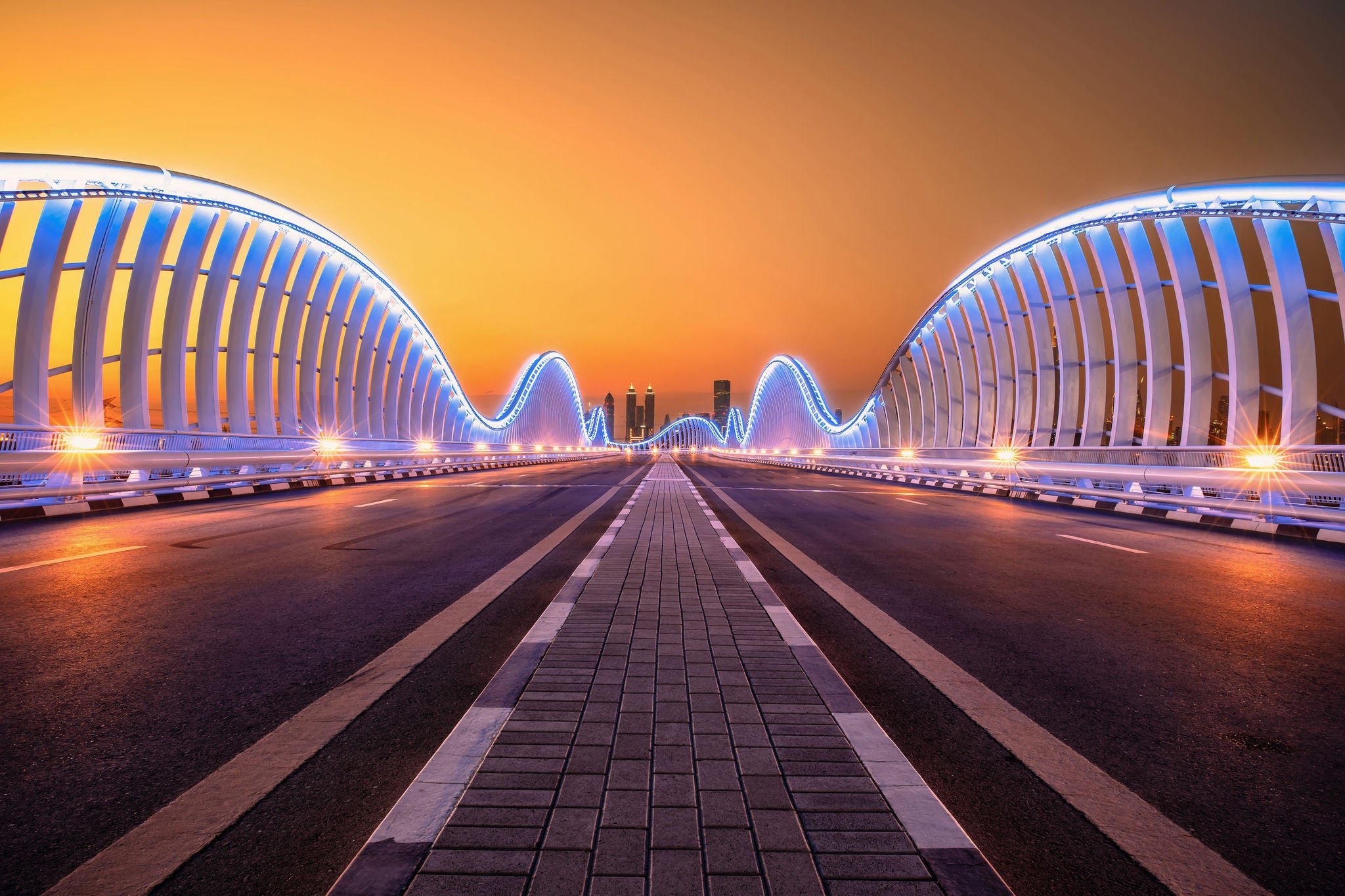 Pont moderne illuminé au crépuscule.