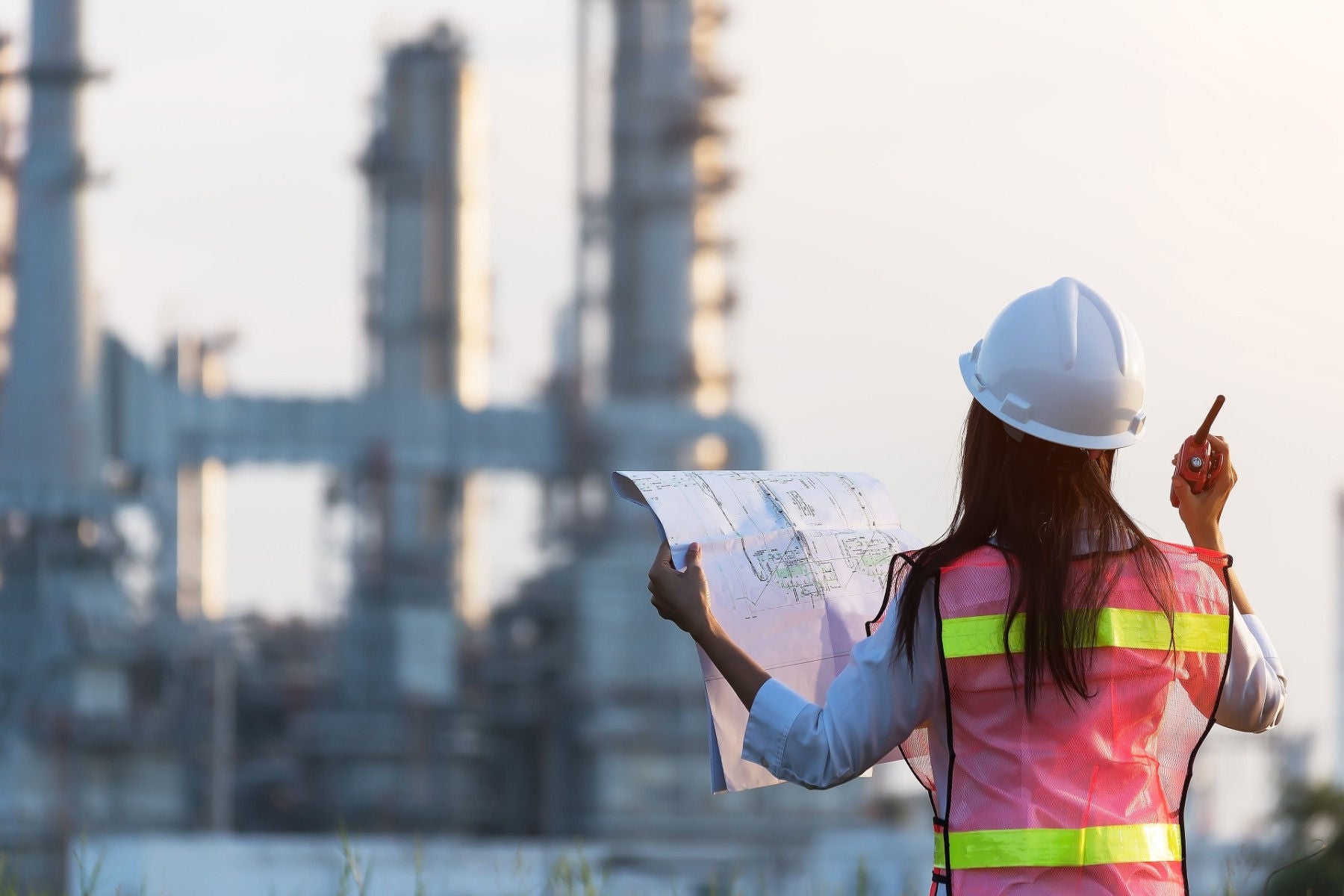 ey-working-on-oil-rig-wearing-high-vis-vest