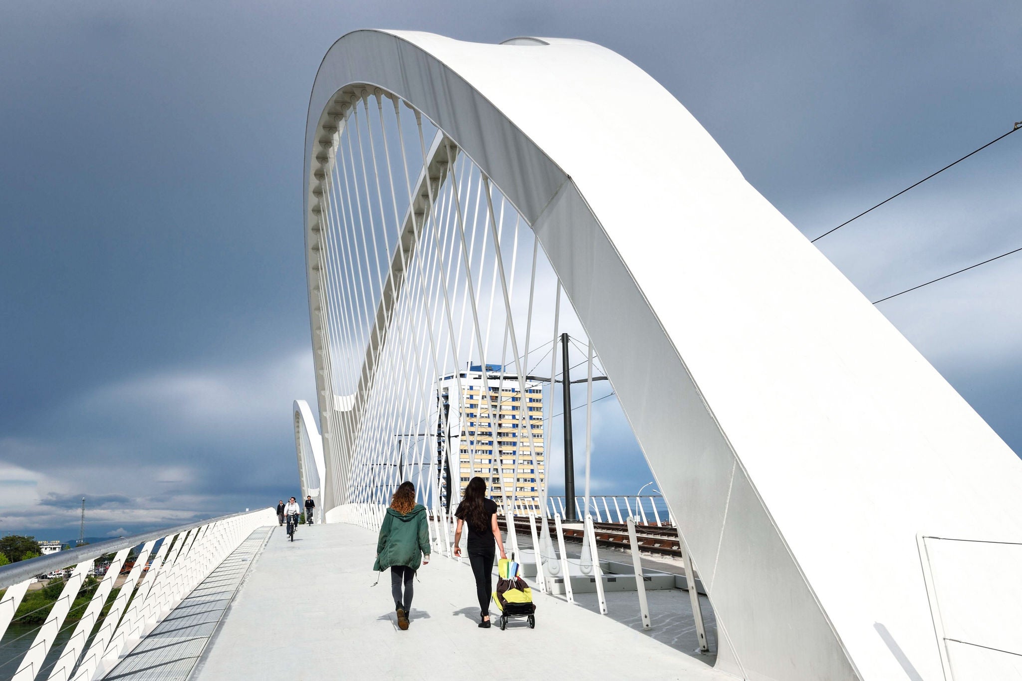 Menschen auf Brücke