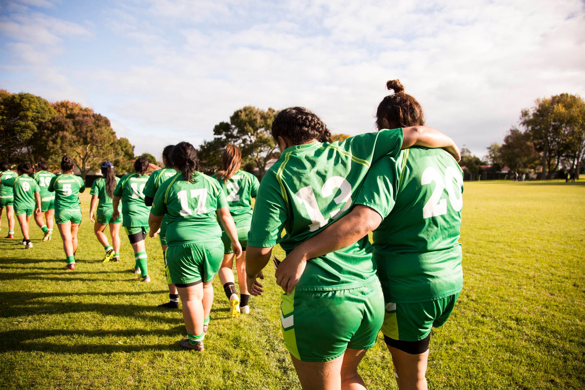 Ett gäng kvinnliga rugbyspelare går för att hjälpa en skadad spelare