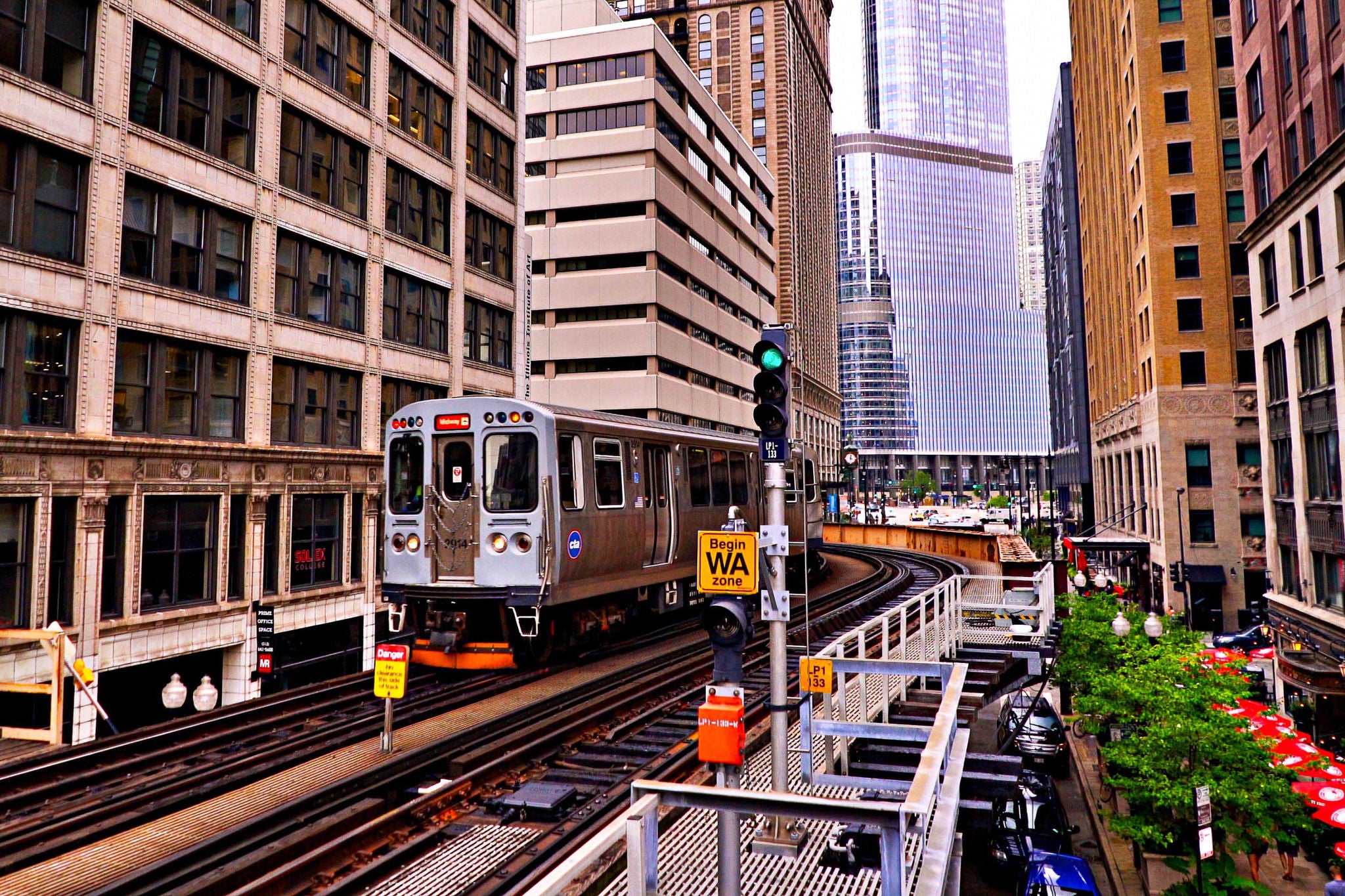 Ein Zug faehrt auf der Hochbahn durch die Innenstadt Chicago Downtown