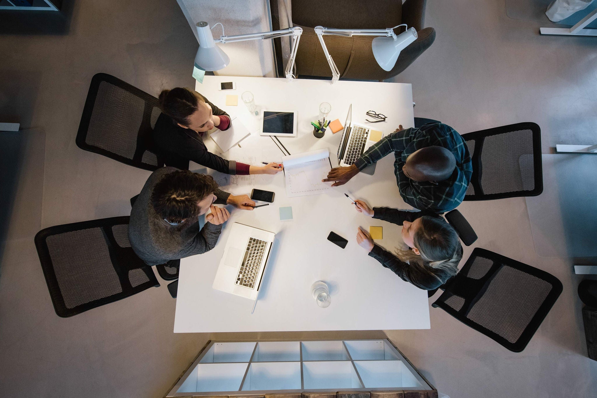 Quatre personnes travaillant autour d'une table