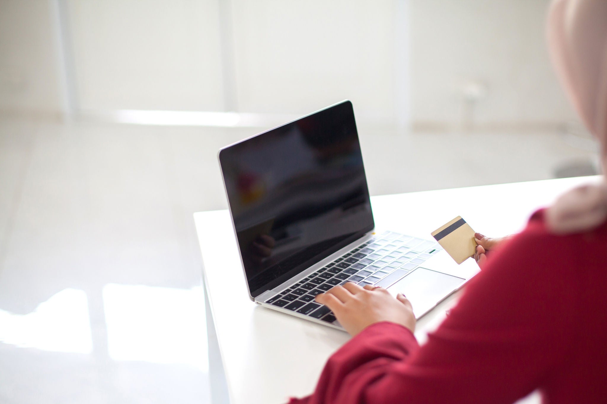 Ey young woman working with computer v2