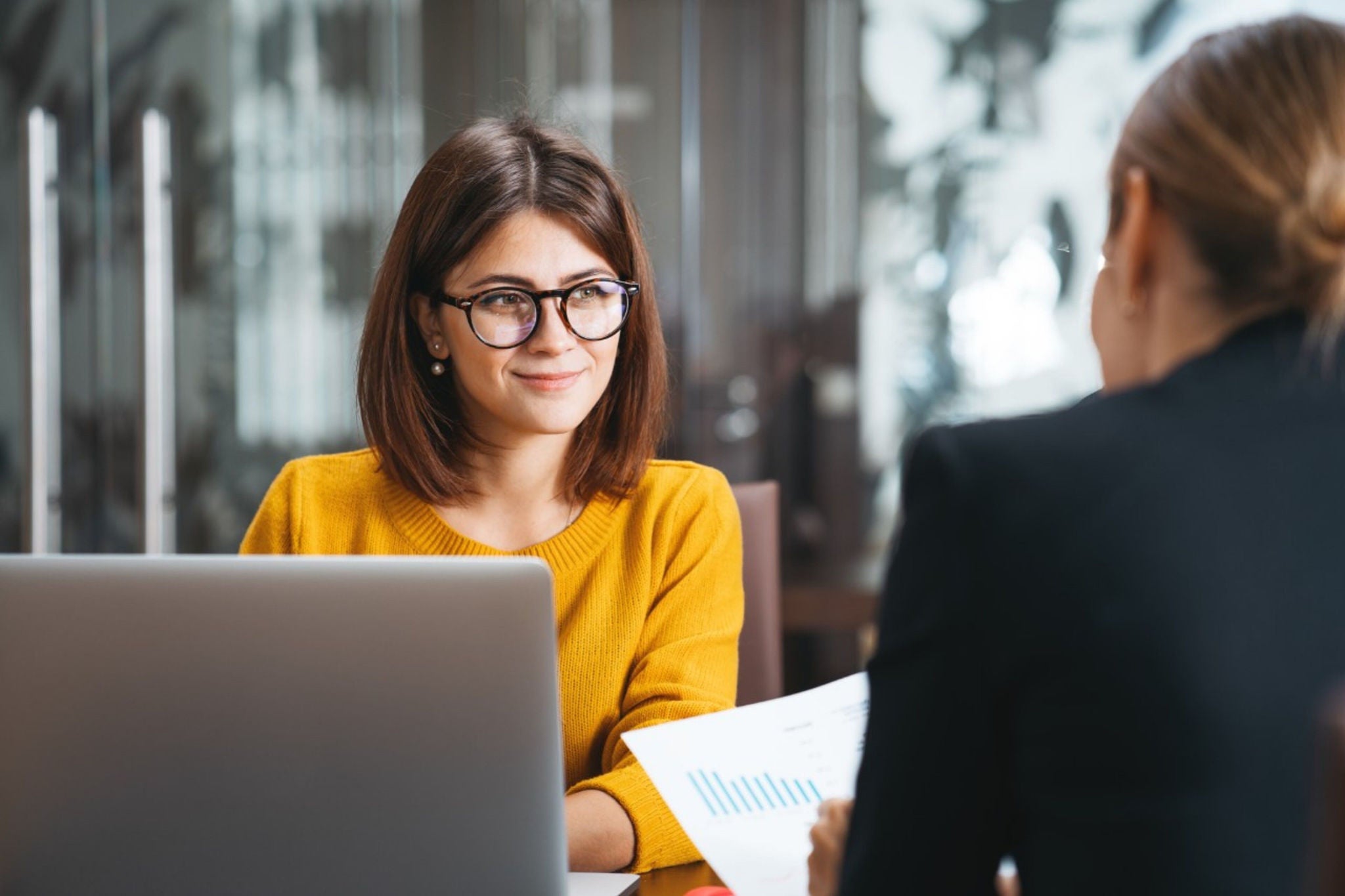 mujeres conversando laptop finanzas