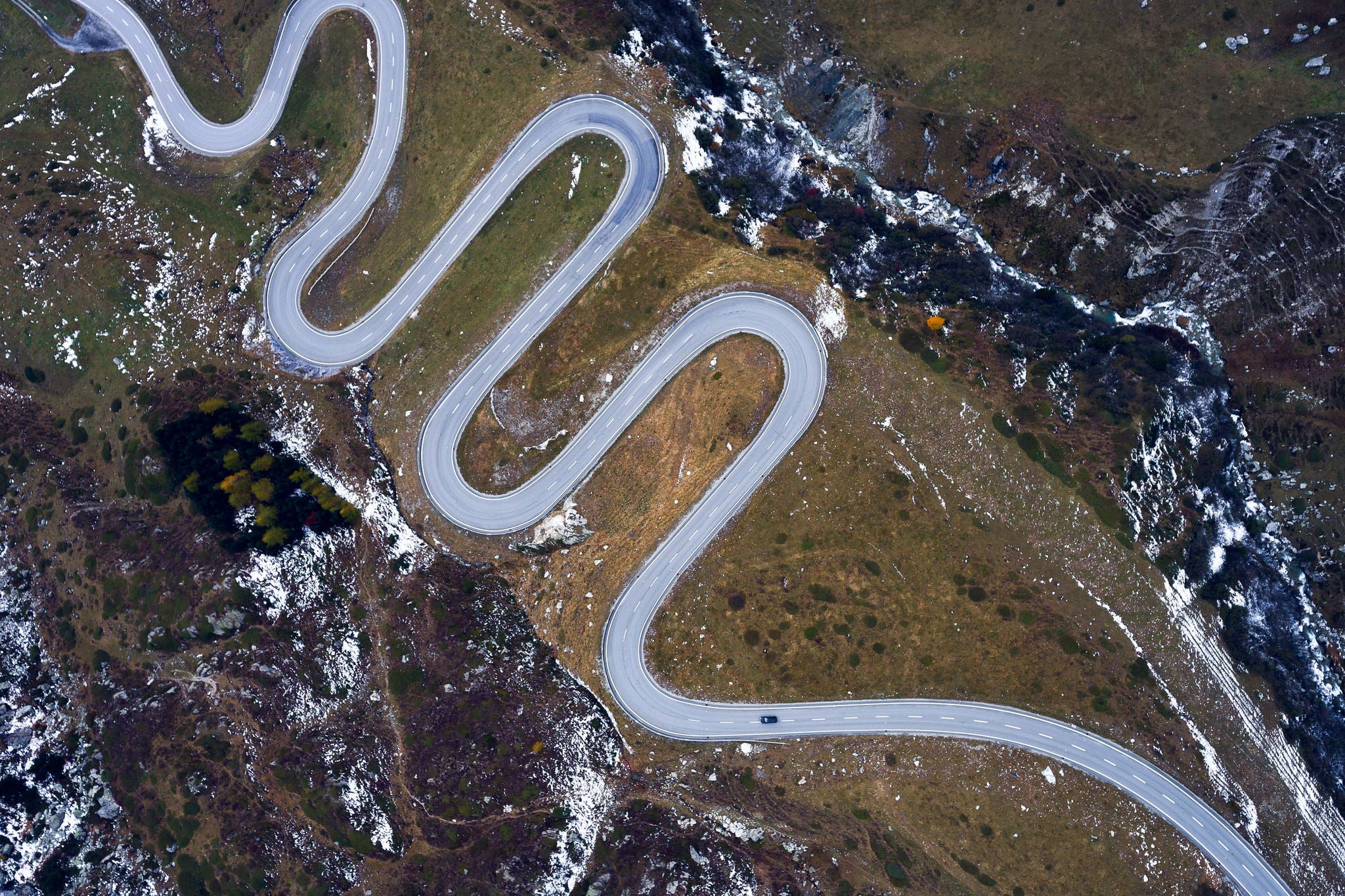 Ruta sinuosa en un campo. 