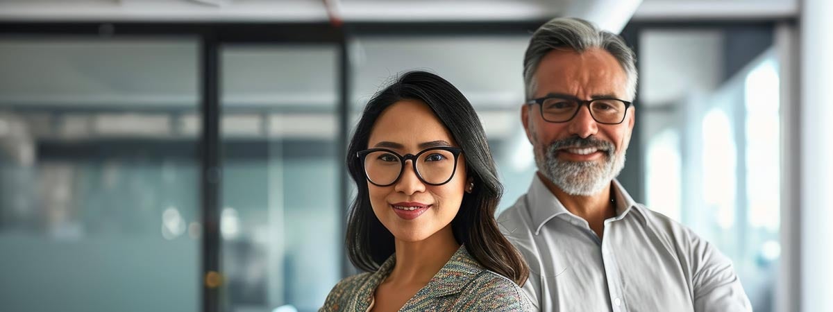 EY - professional man and woman