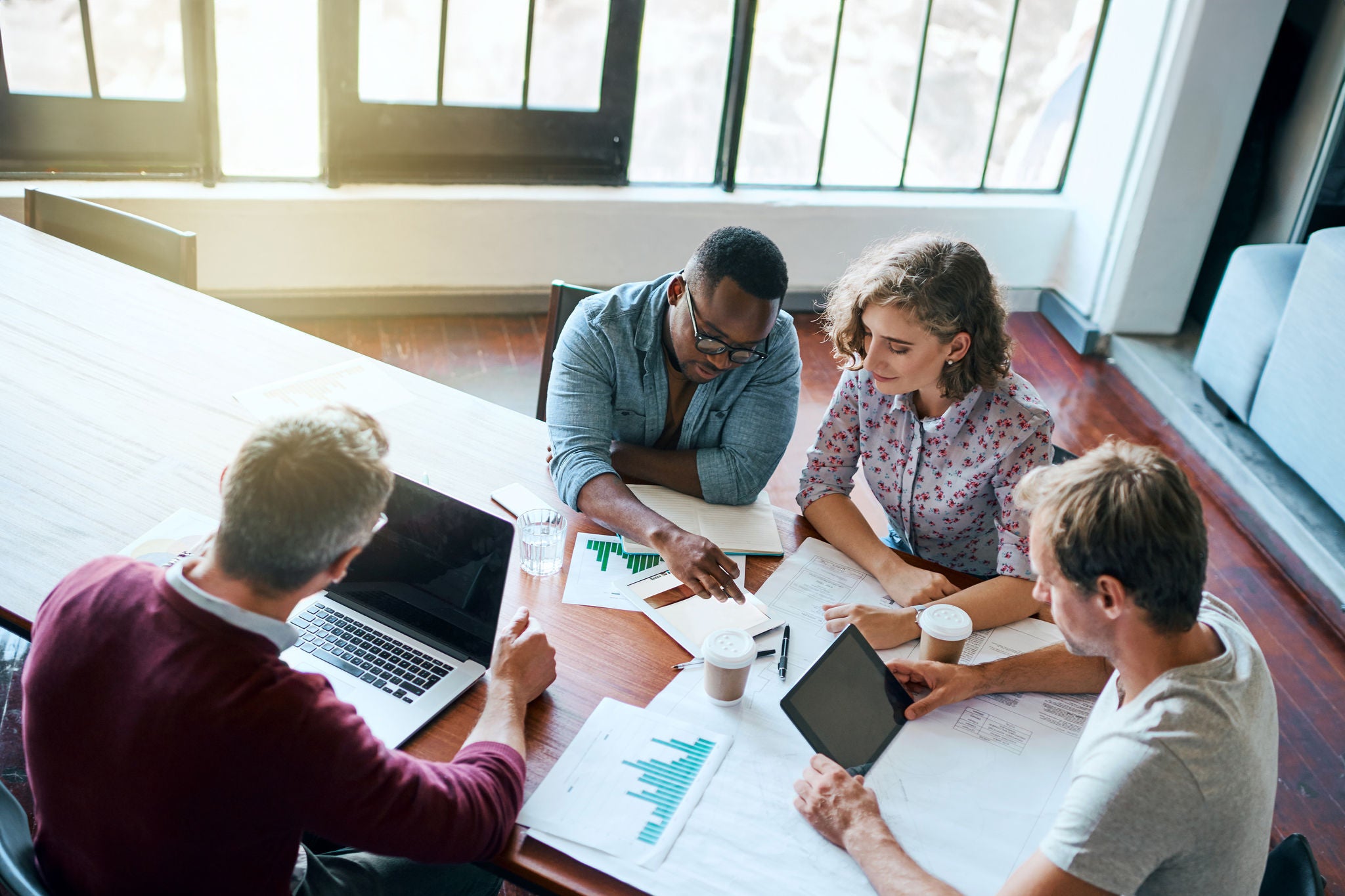 Pessoas de negócios em uma mesa de reunião