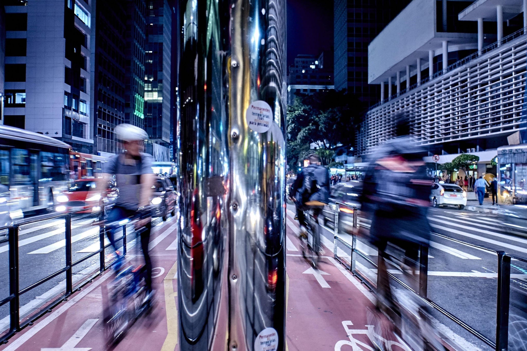 imagem da Avenida Paulista iluminada no final da tarde