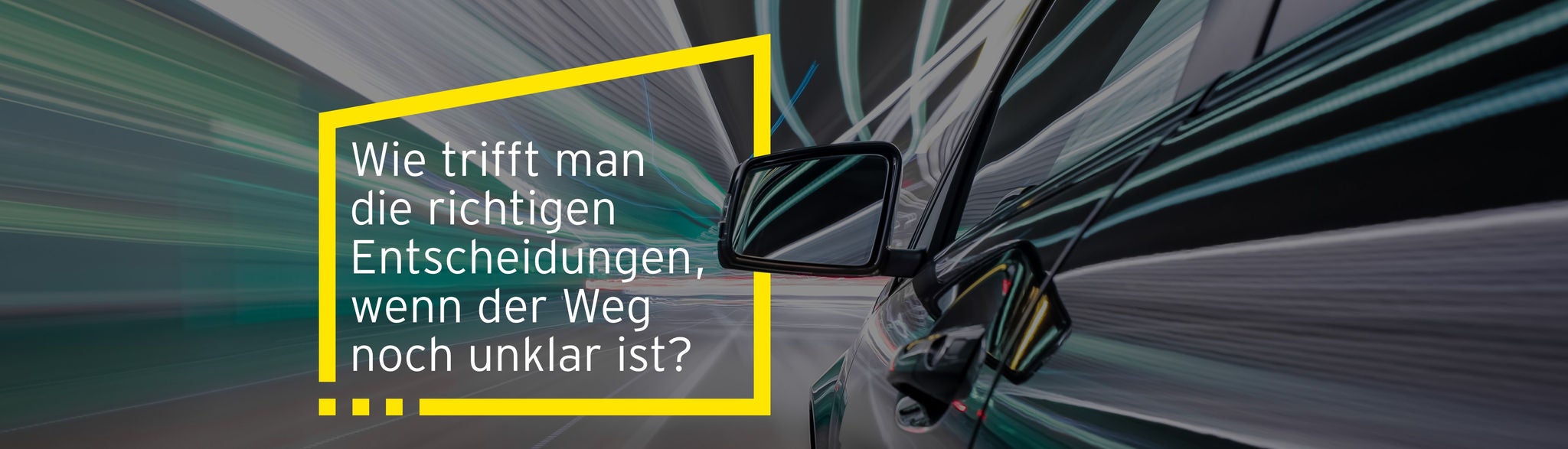 Ein Fahrzeug fährt durch einen Tunnel, umgeben von bunten Lichtspuren, die das Gefühl von Geschwindigkeit und Bewegung verstärken.