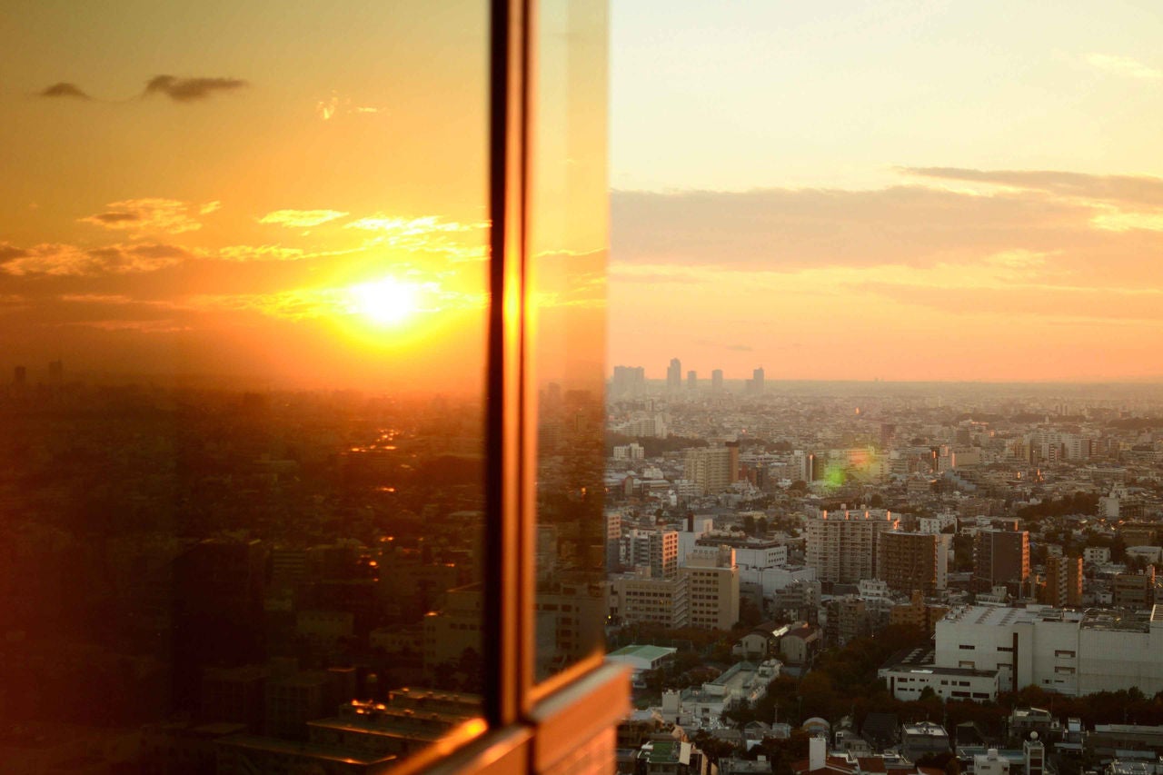 Stadtbild von Tokio bei Sonnenuntergang