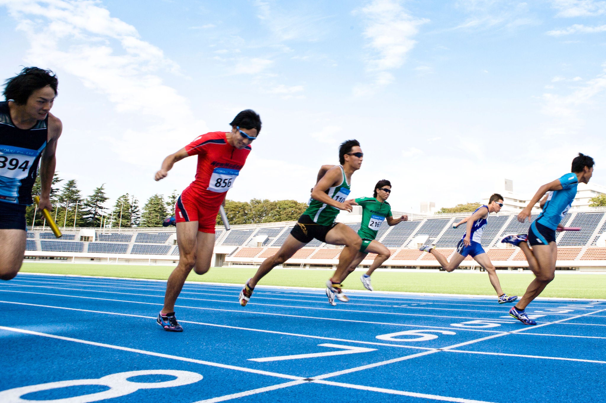 ey-male-athletes-running-to-the-finish-line