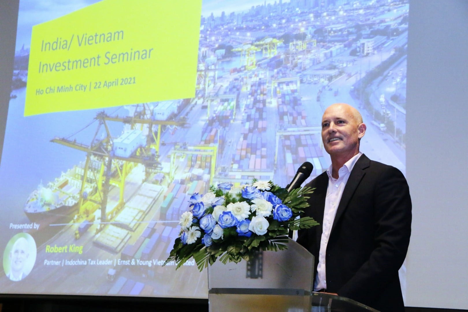 EY professional giving lecture on India/Vietnam investment