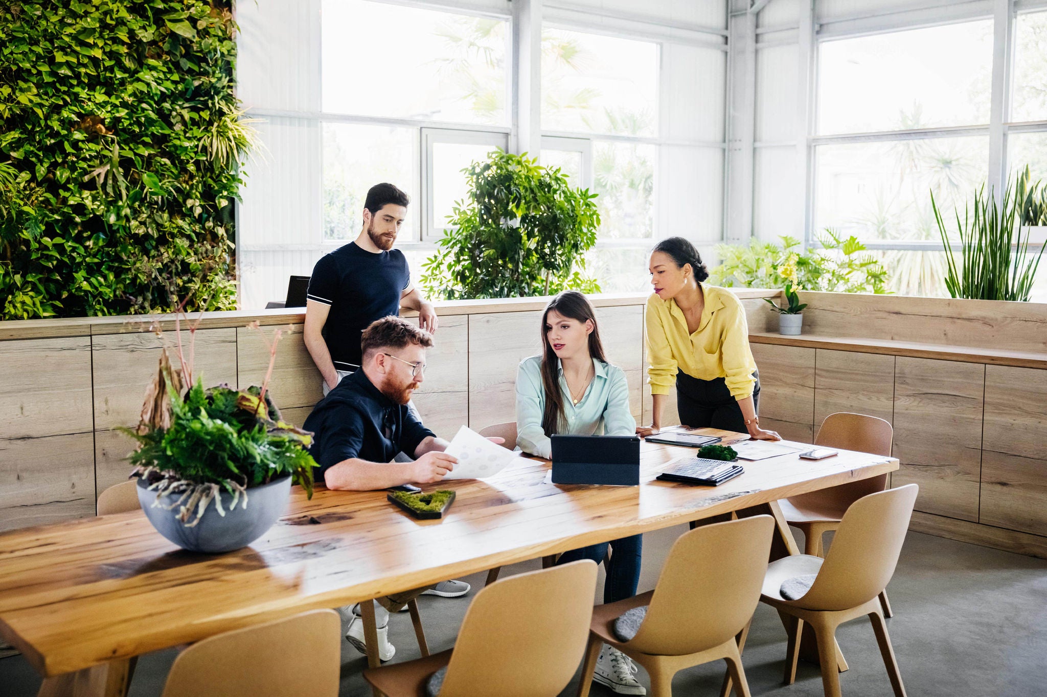 Menschen versammelten sich um Schreibtisch für Business-Meeting