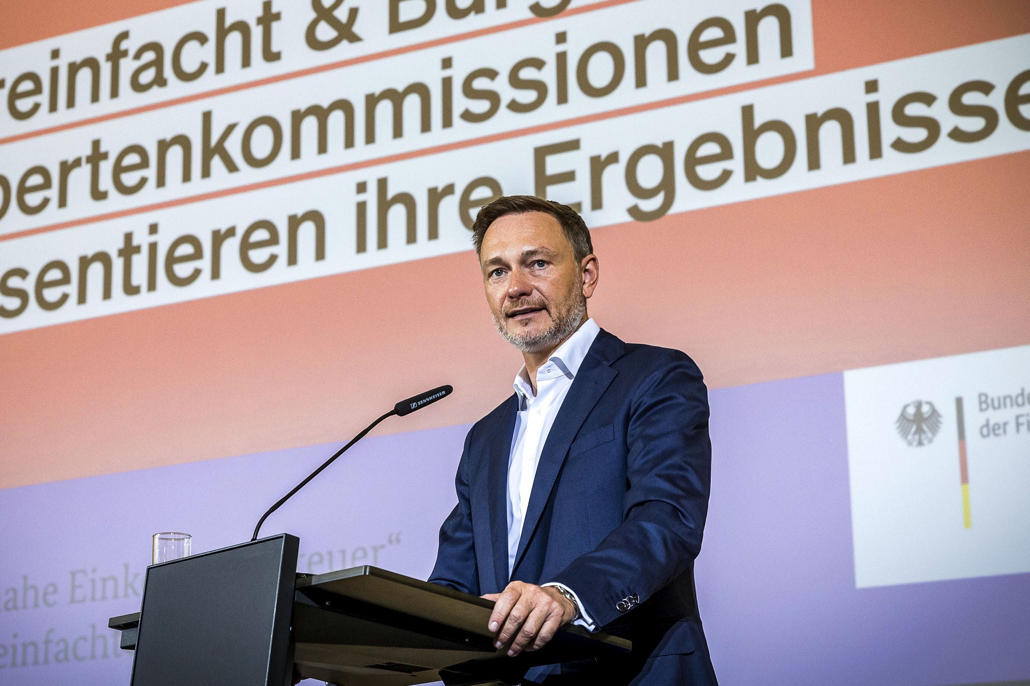 Uebergabe der Berichte der Expertenkommissionen 'Buergernahe Einkommensteuer' und 'Vereinfachte Unternehmensteuer' im Rahmen der Fachveranstaltung 'Vereinfacht und buergernah – die Expertenkommissionen praesentieren ihre Ergebnisse' im Bundesfinanzministerium