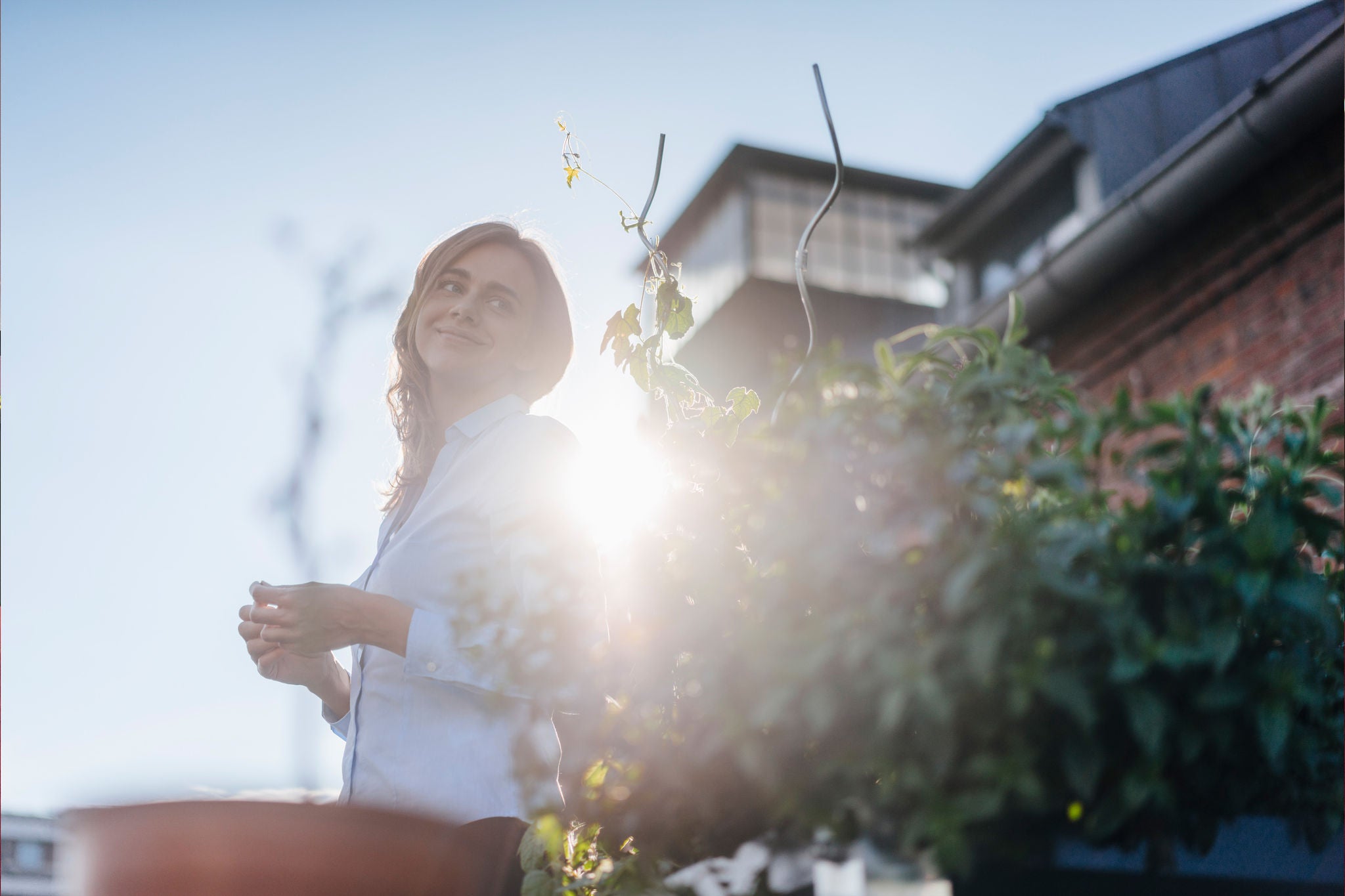 Frau im Garten