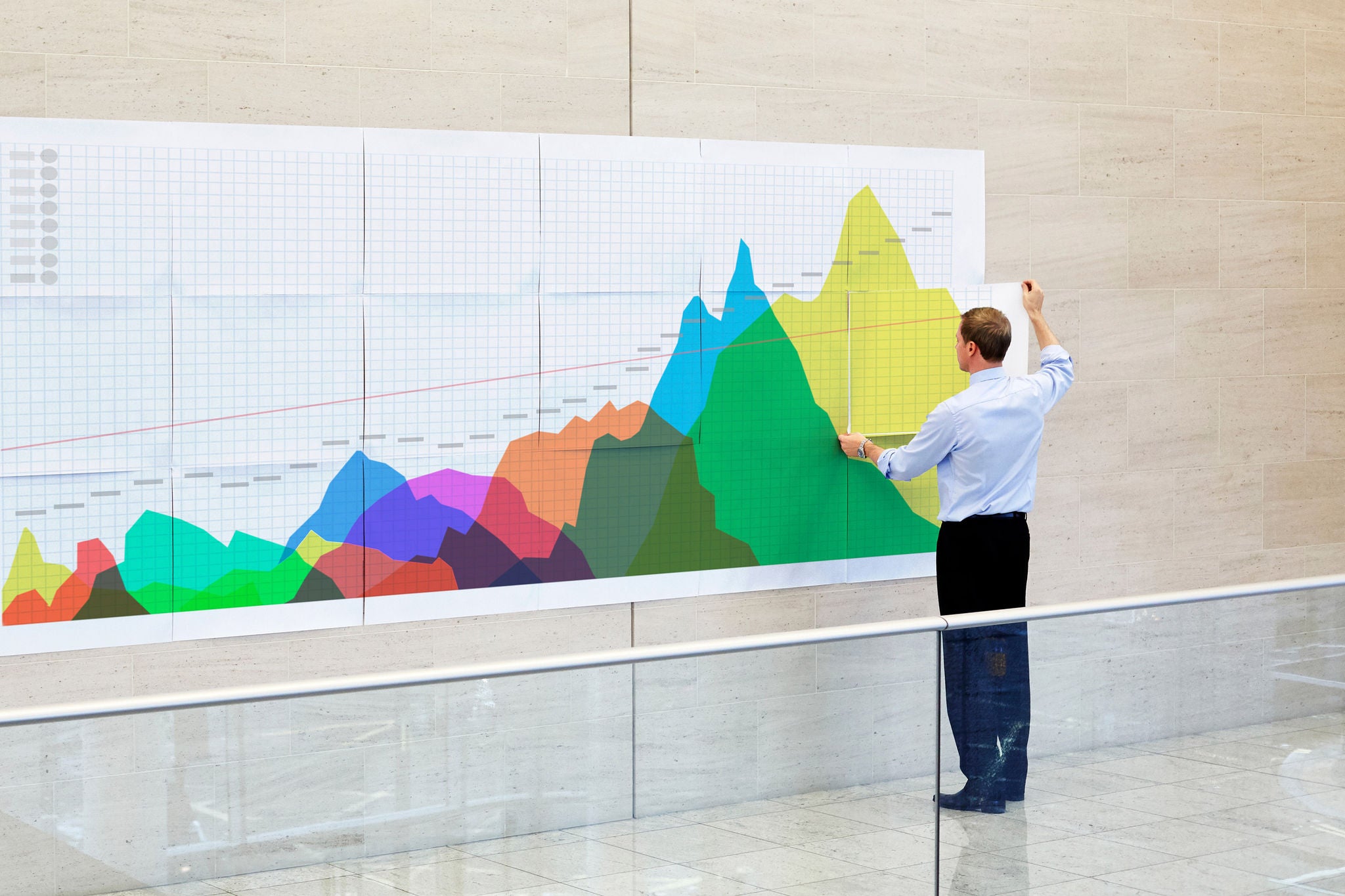 Geschäftsmann erstellt eine Infografik in einem Büro