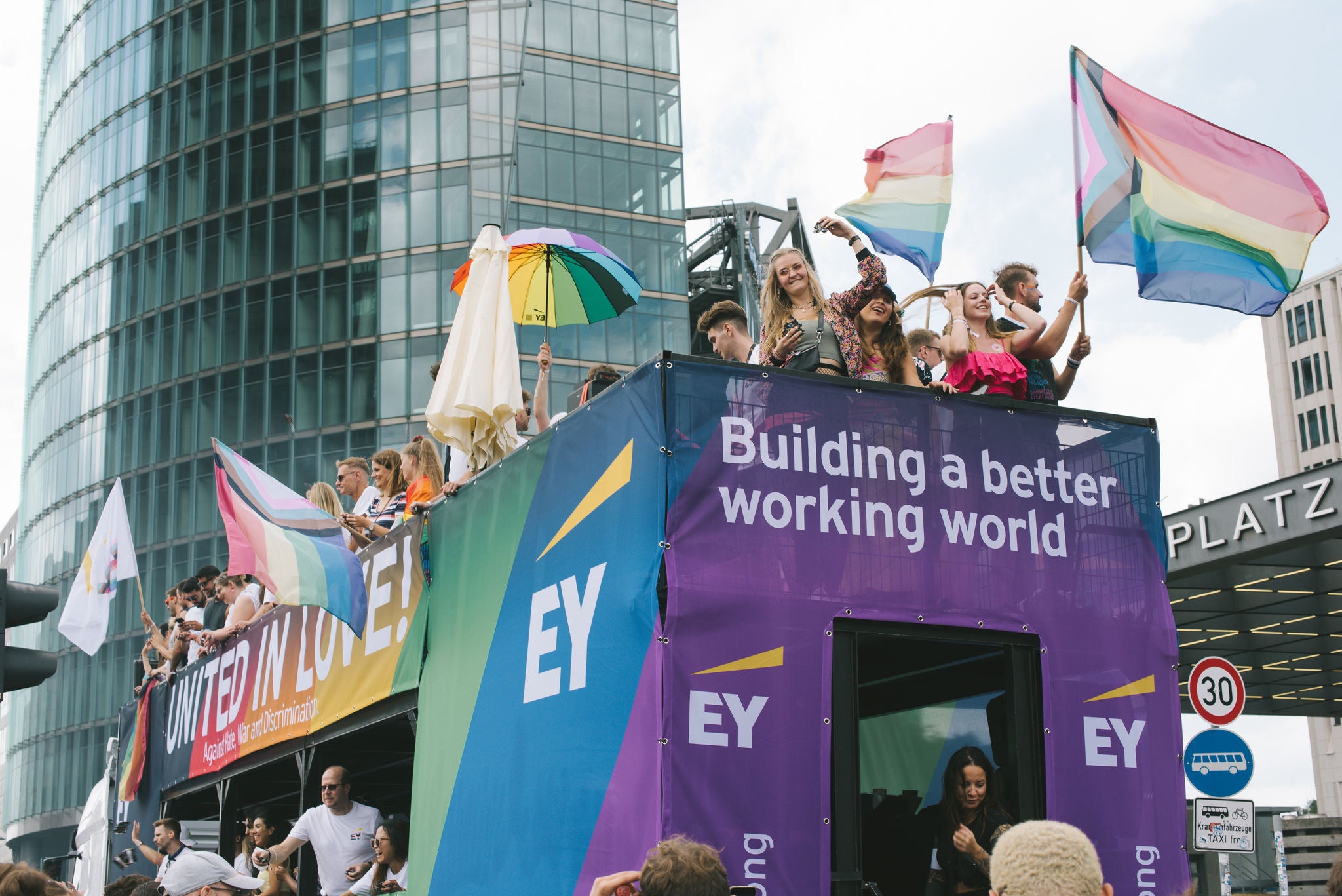 EY Truck auf dem CSD in Berlin