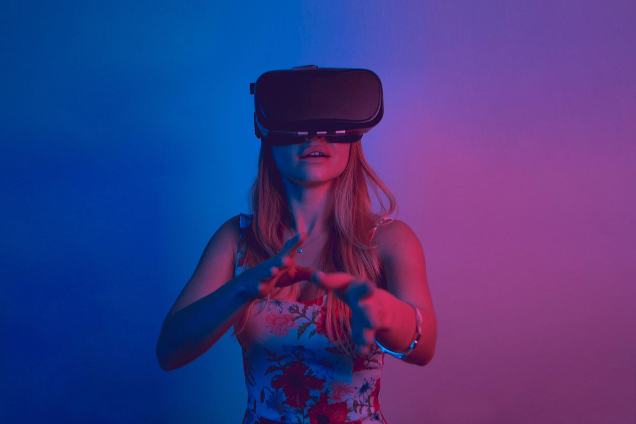 Eine Dame mit VR-Brille