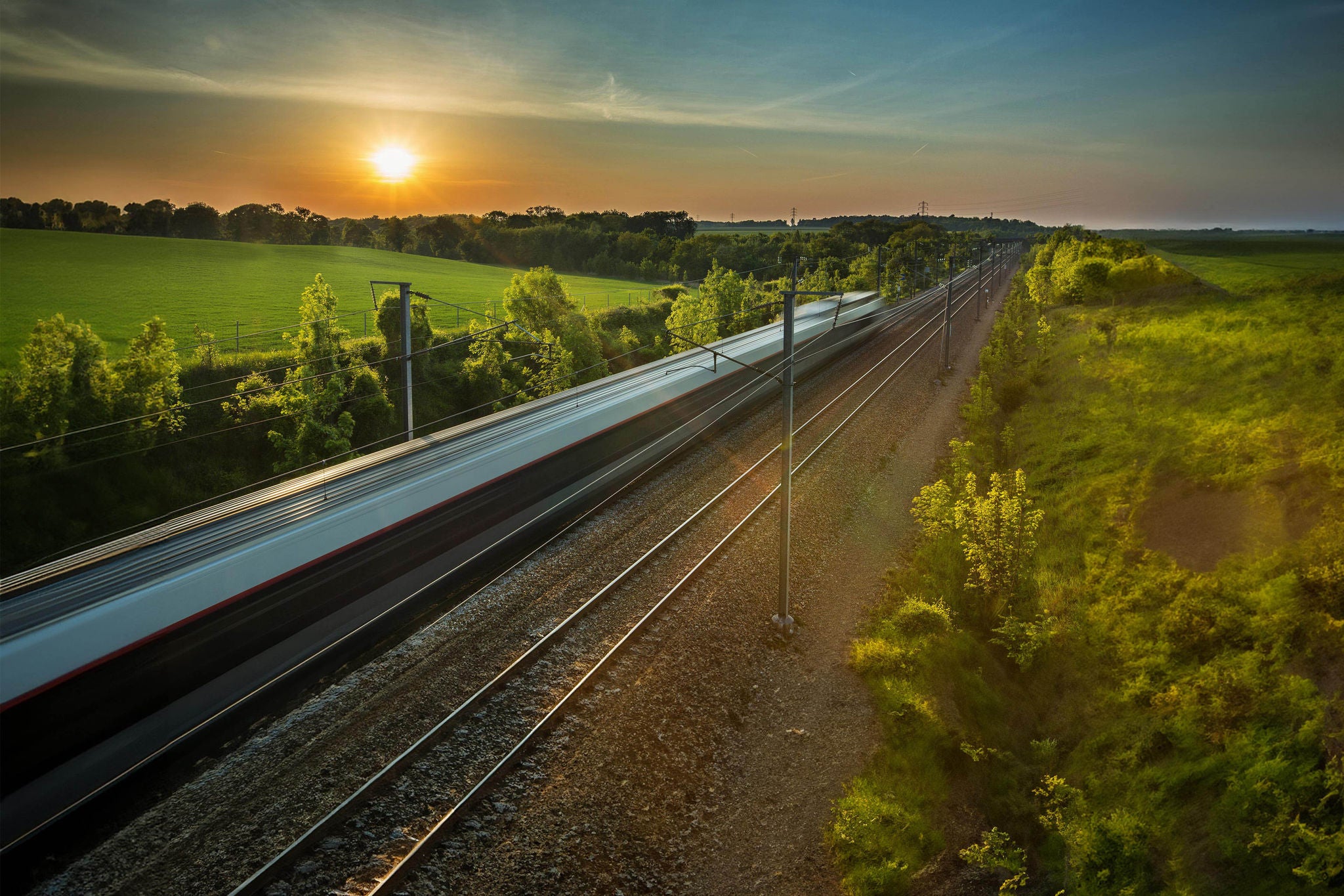 paysage; train; transport; ferroviaire; vitesse; soleil; technologie; énergie; infrastructure; tgv; vacance; rails; chemin de fer; campagne; électricité; voyage; départ; wagon; science; industrie; ciel; loisir; promenade; france