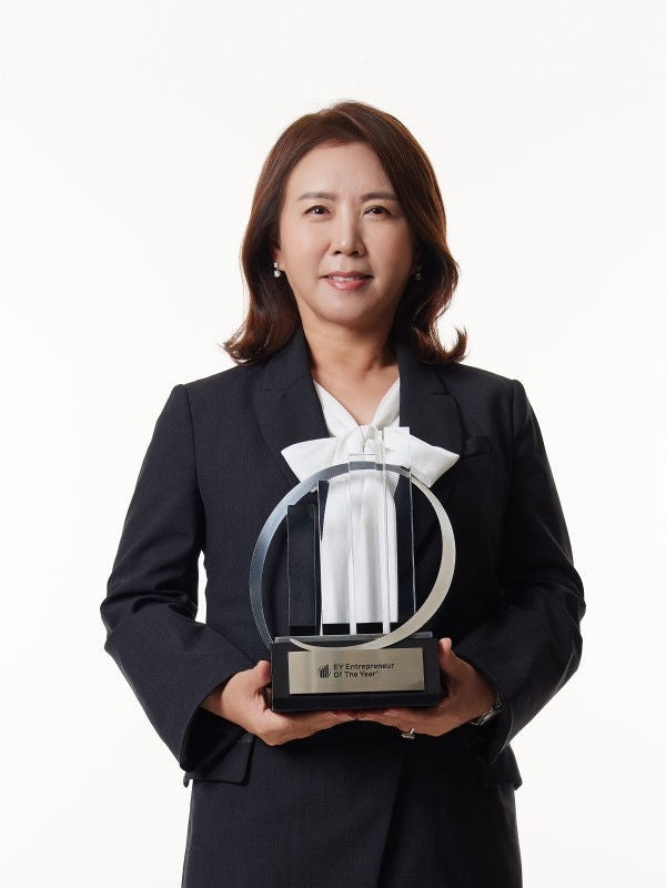 kr-eoy-women-entrepreneur-trophy