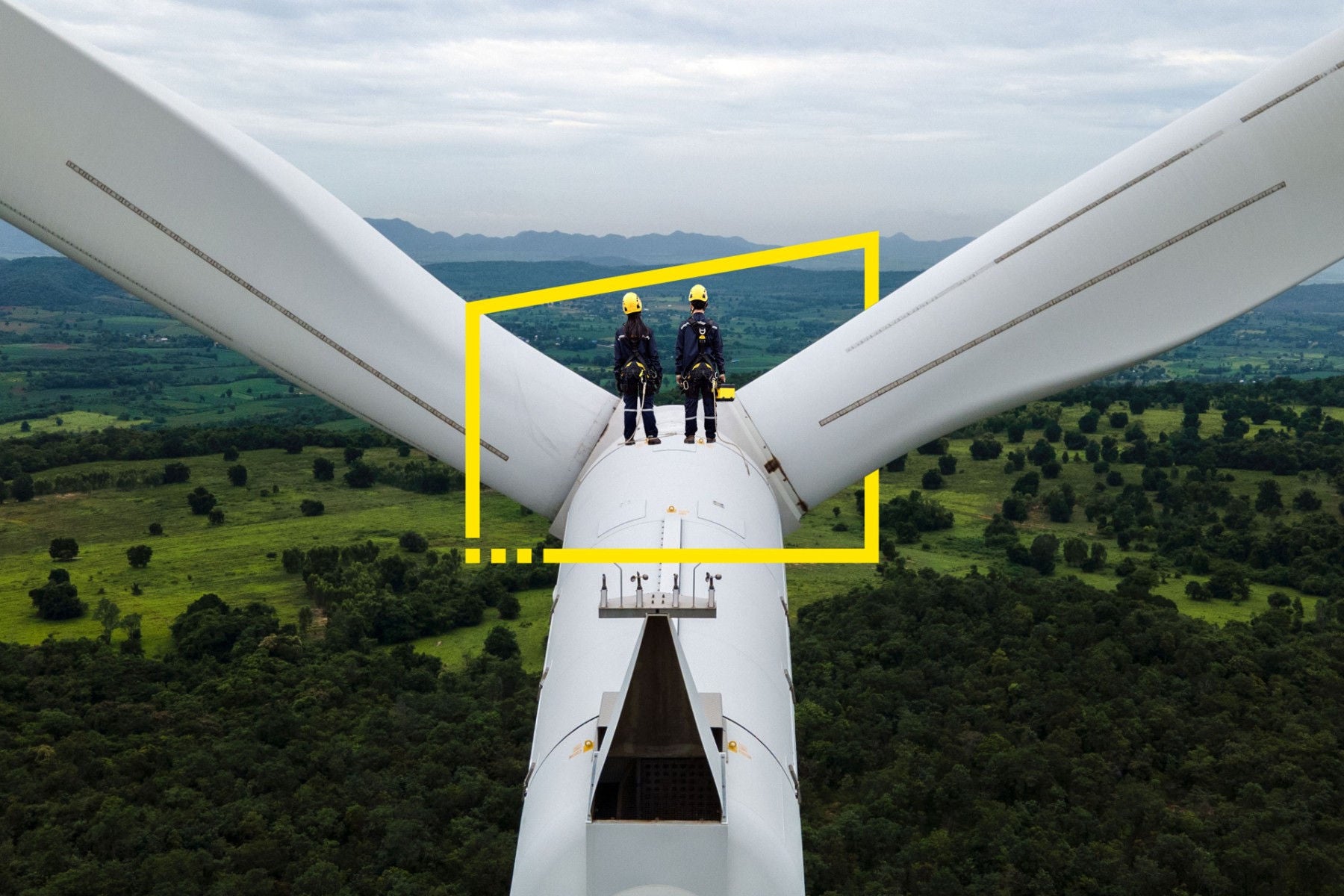 Deux ingénieurs sur une turbine