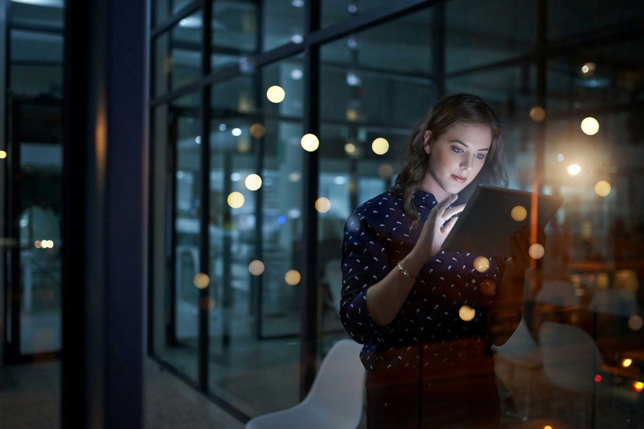 ey-young-businesswoman-working-late-on-a-digital-tablet