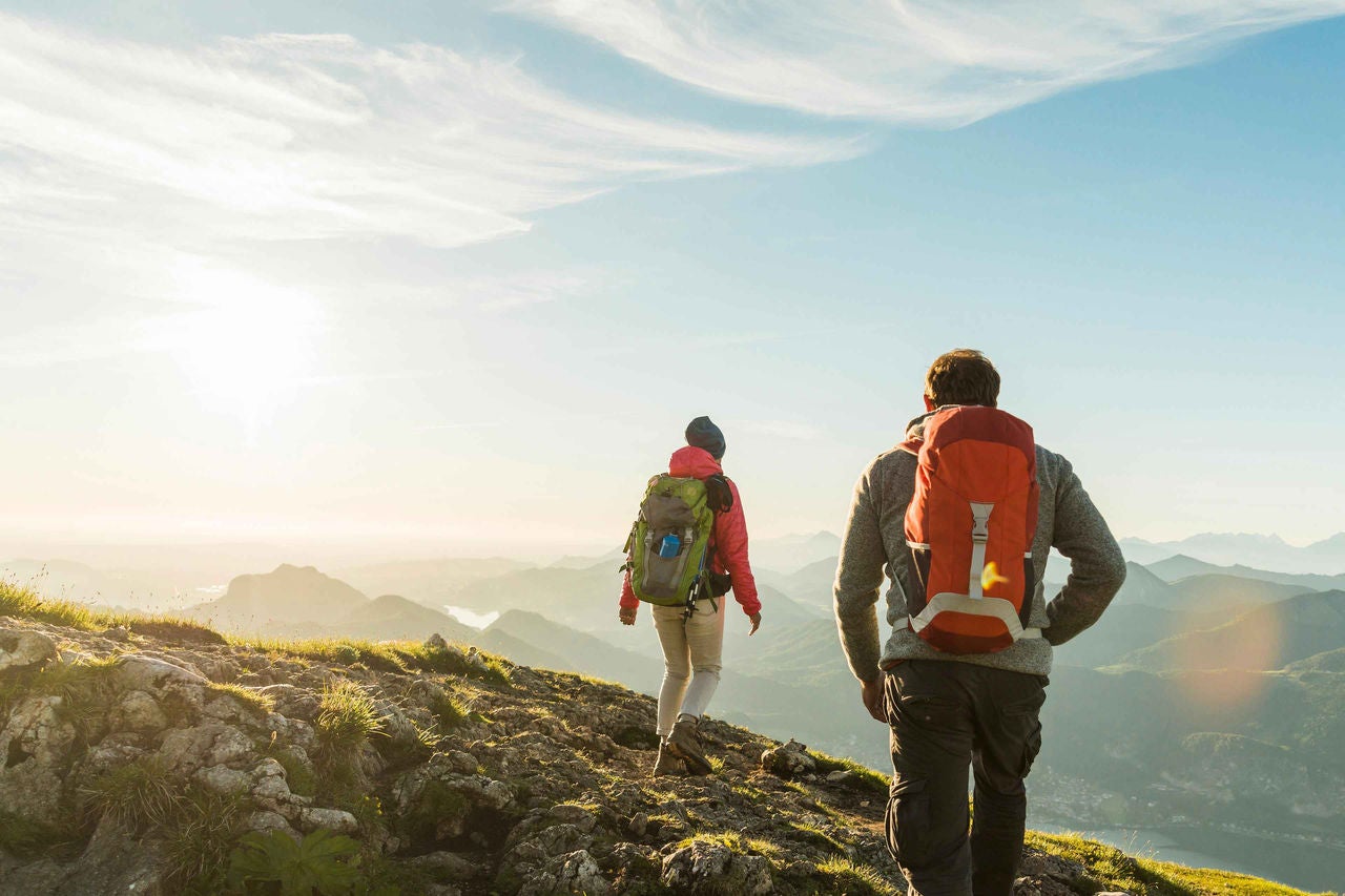 pärchen beim wandern in den bergen