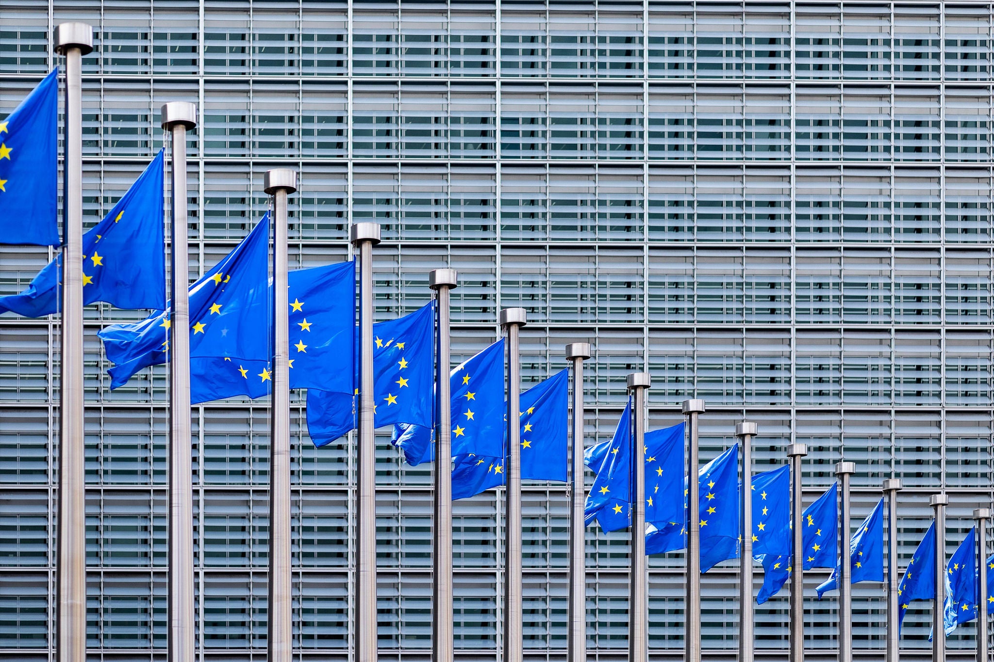 Europaflaggen flattern vor dem Berlaymont-Gebaeude, dem Sitz der Europaeischen Kommission