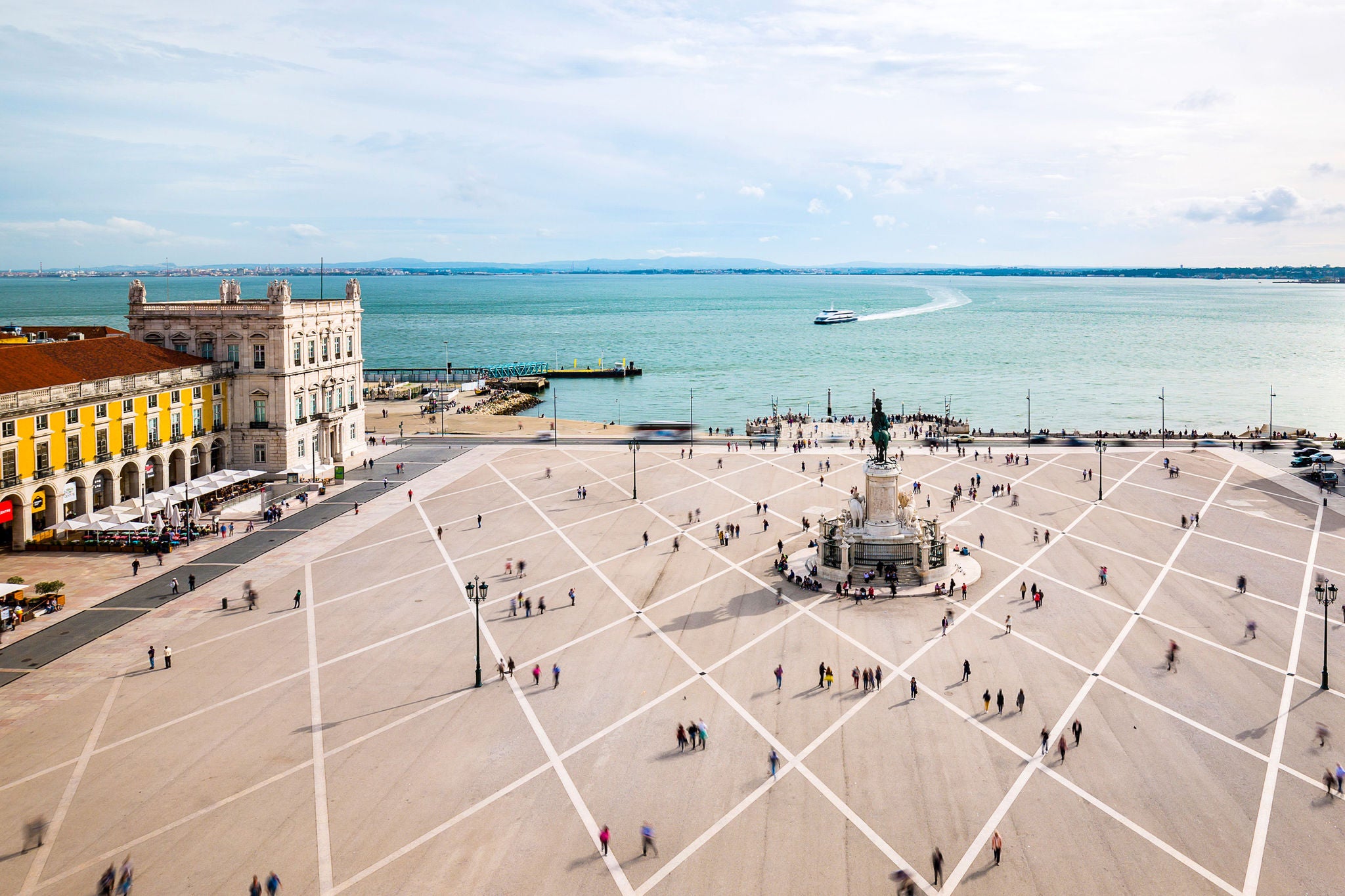 Die PraÃ§a do ComÃ©rcio, bedeutet auf Deutsch â  Platz des Handelsâ   und liegt am Ufer des Trejo in Lissabon