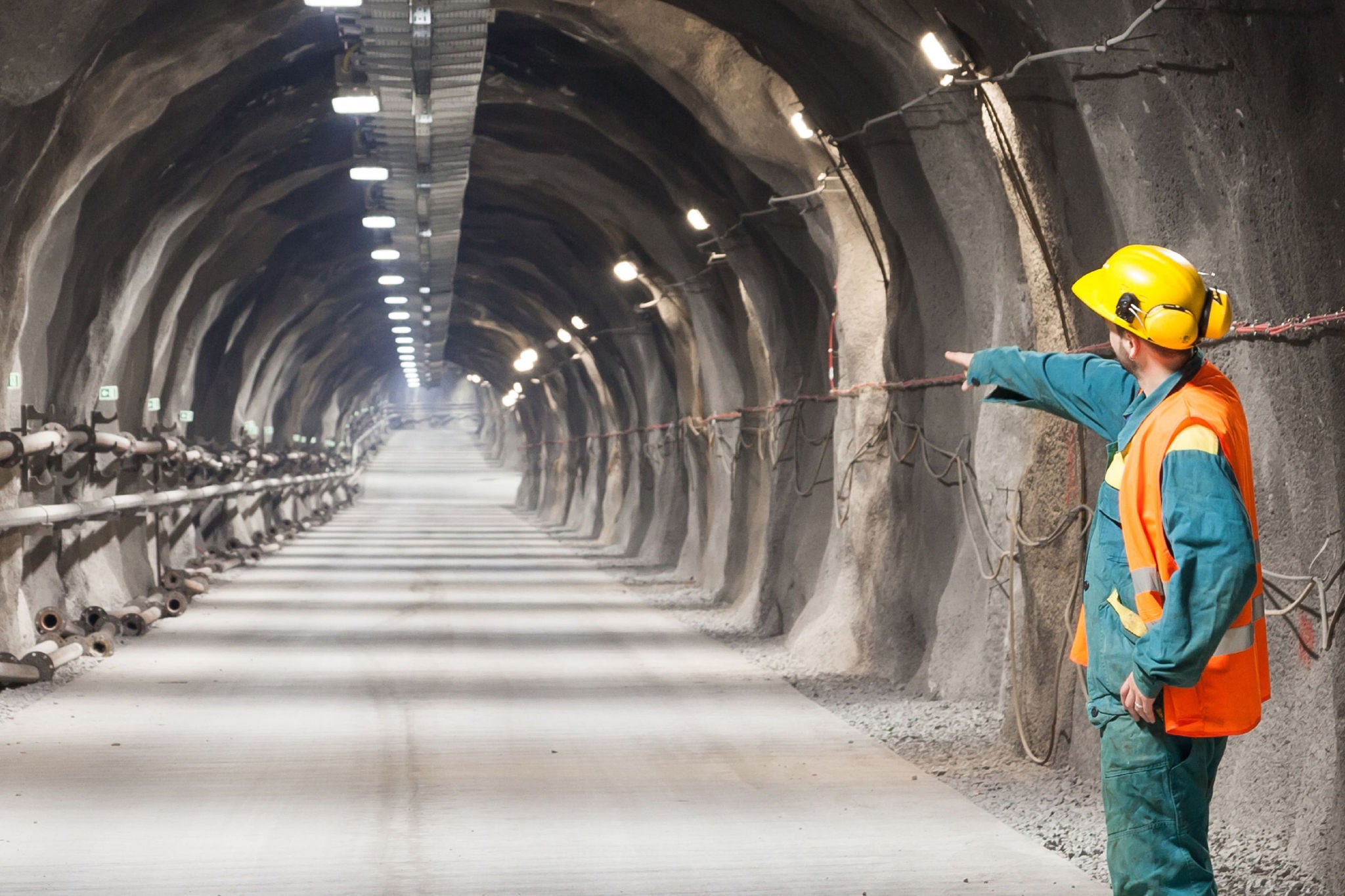 EY tunnel worker