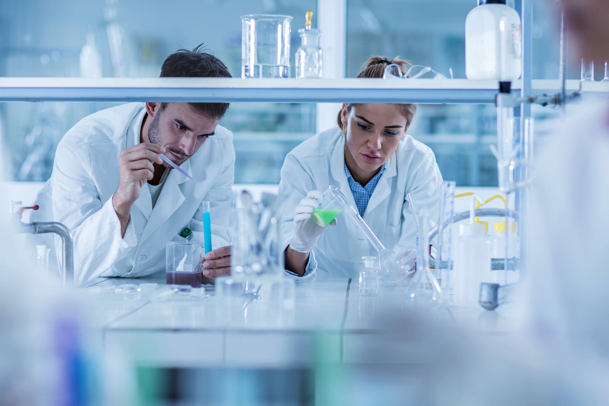 man en vrouw in lab