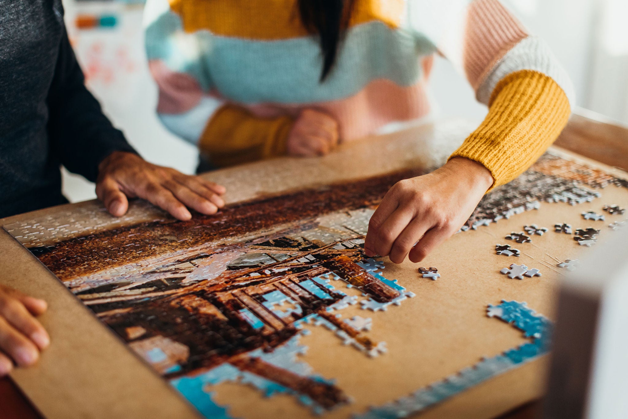 een stel dat een legpuzzel in elkaar zet