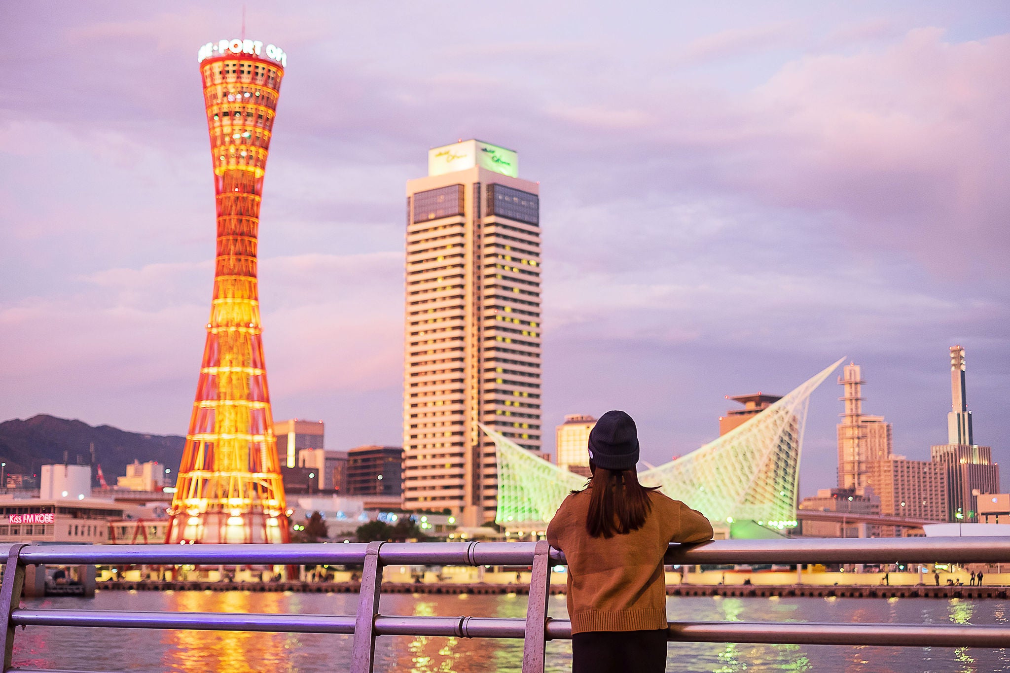 En ung kvinna blickar ut öre Kobe som ligger nära Osaka i Japan.