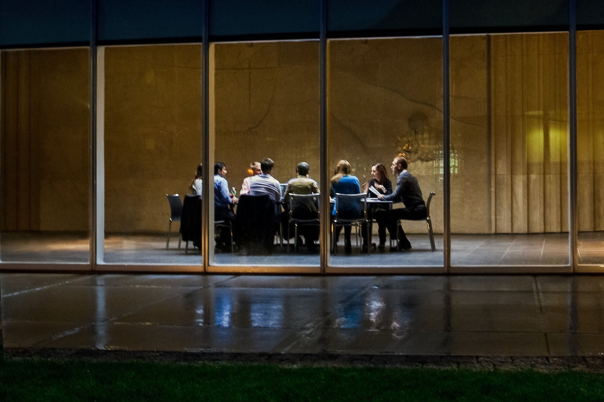 Vorstandsitzung bei Nacht