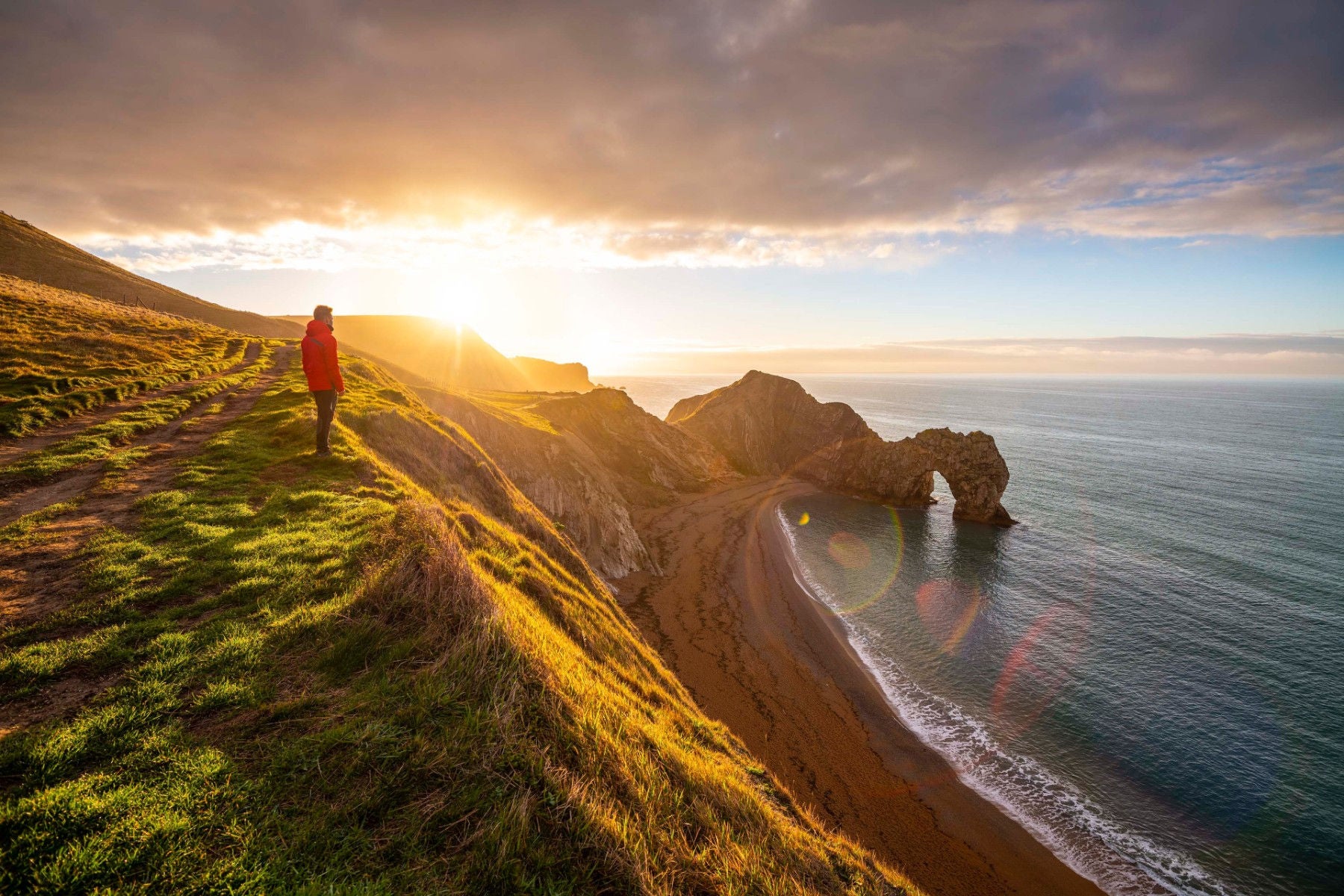 Persona admirando el atardecer en Dorset.