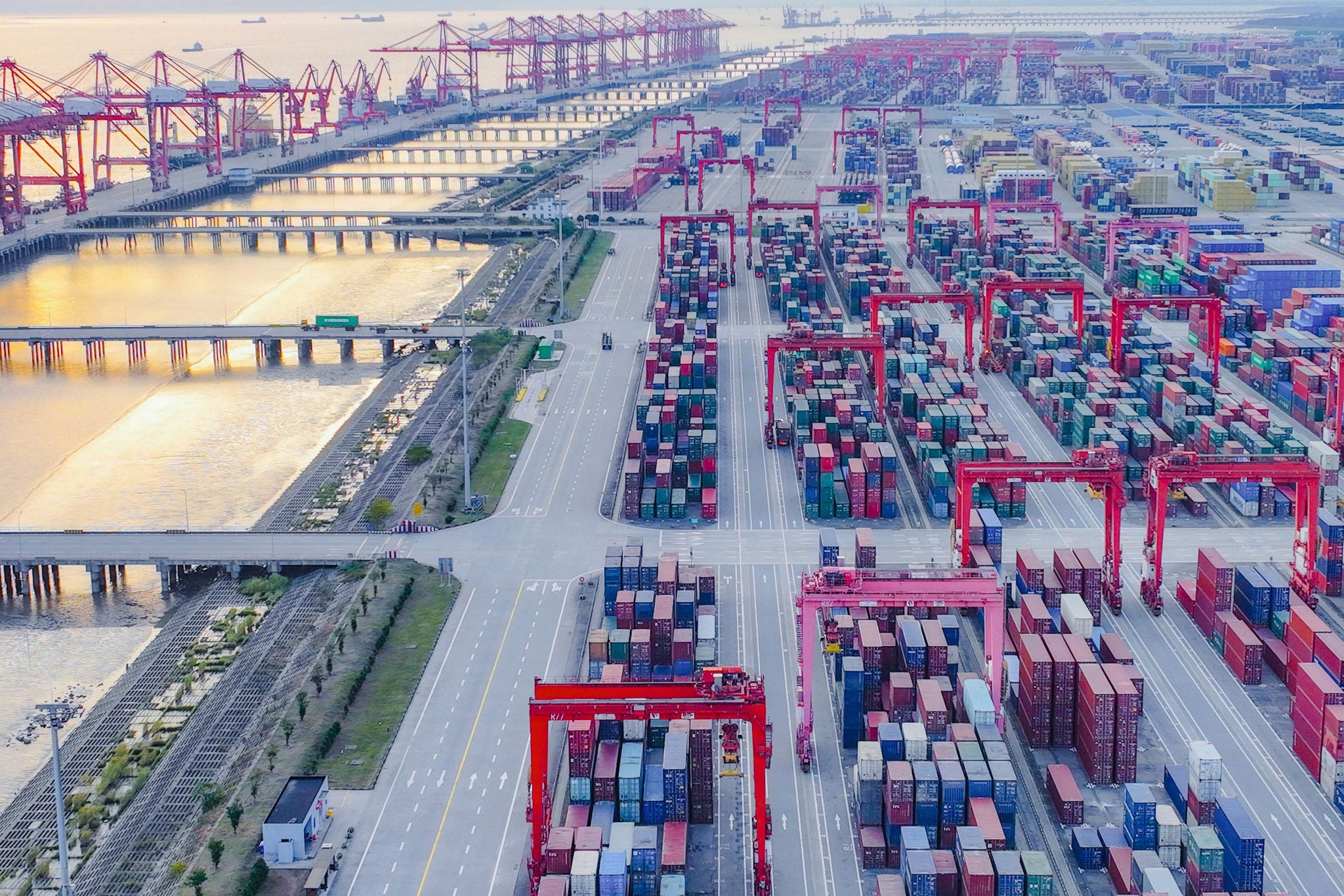 Eine Luftaufnahme zeigt den regen Gueterumschlag im Hafen Taicang in Suzhou, Provinz Jiangsu, China, im Jahr 2022.